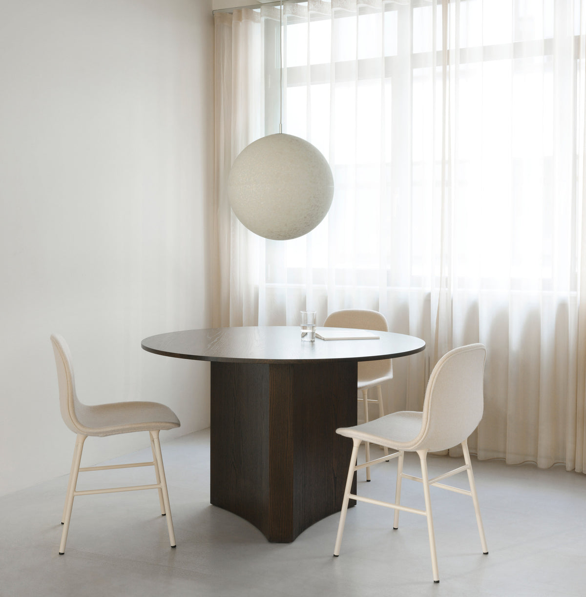 Form Stuhl gepolstert Messing Hallingdal in Hallingdal 110 präsentiert im Onlineshop von KAQTU Design AG. Stuhl ist von Normann Copenhagen