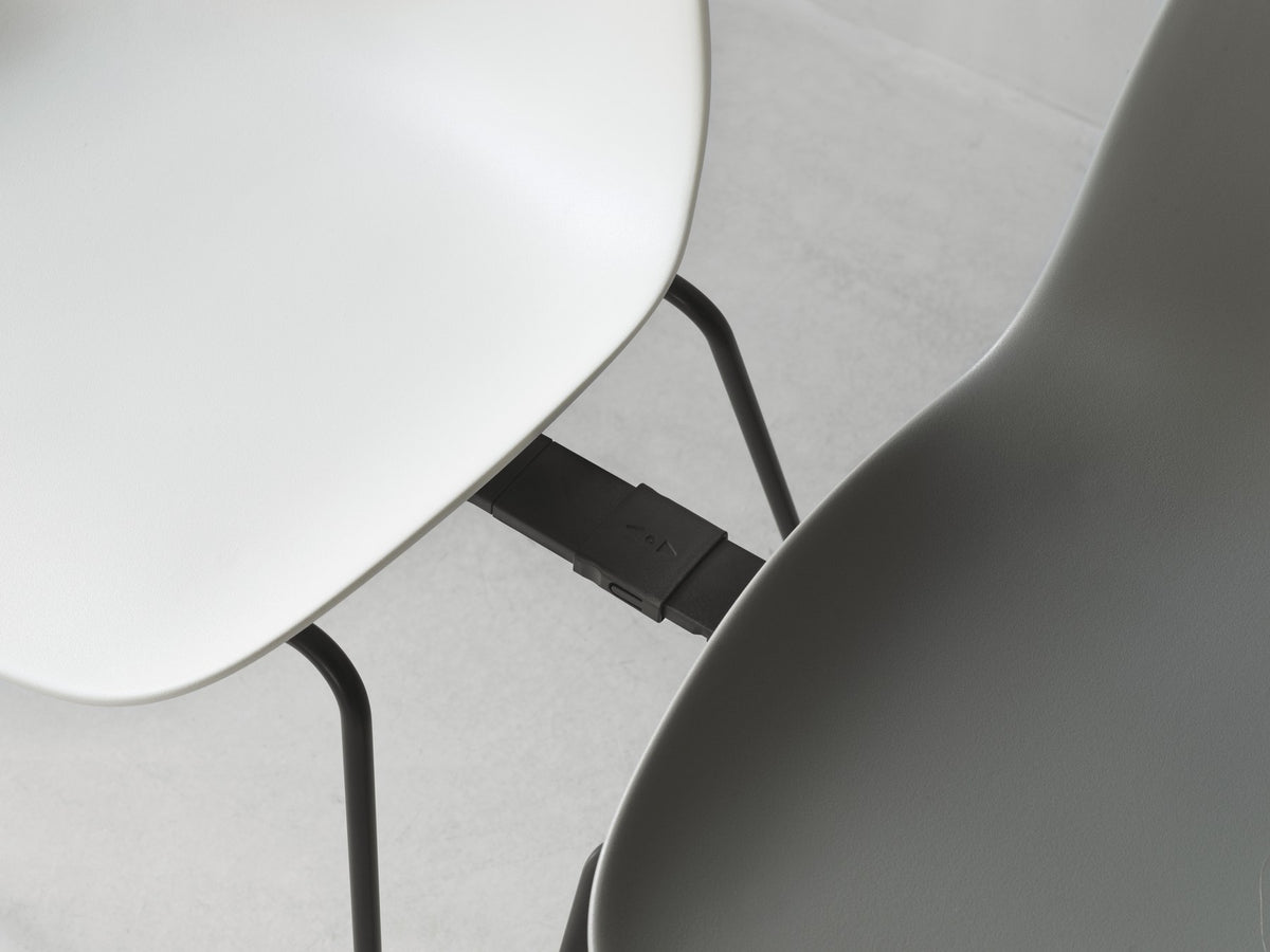 Form Stapelstuhl von Normann Copenhagen in Schwarz, gepolsterte Sitzschale aus Polypropylen auf vierbeinigem Gestell aus pulverbeschichtetem Stahl.