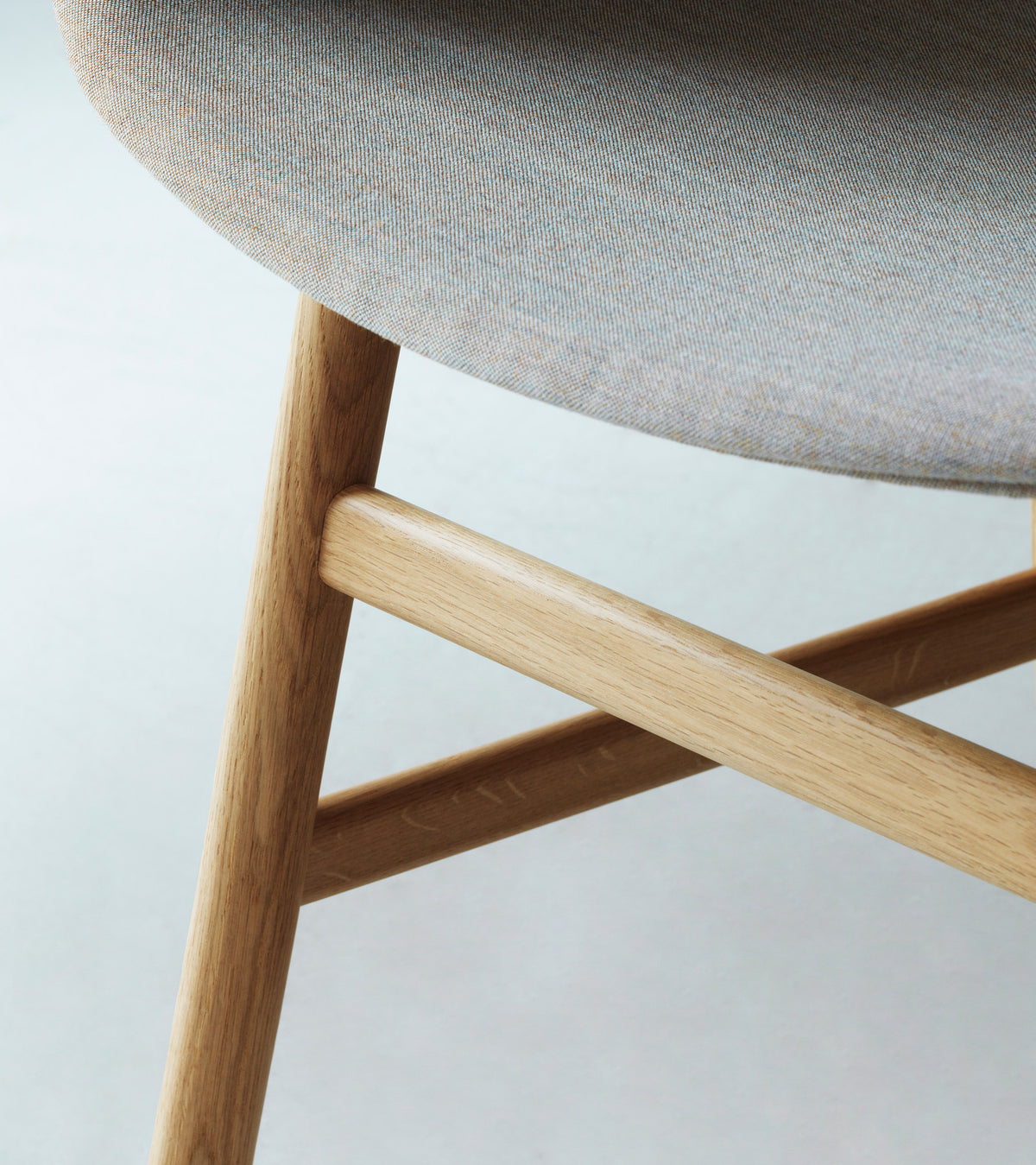 Form Stuhl gepolstert Schwarze Eiche Hallingdal in Hallingdal 110 präsentiert im Onlineshop von KAQTU Design AG. Stuhl ist von Normann Copenhagen