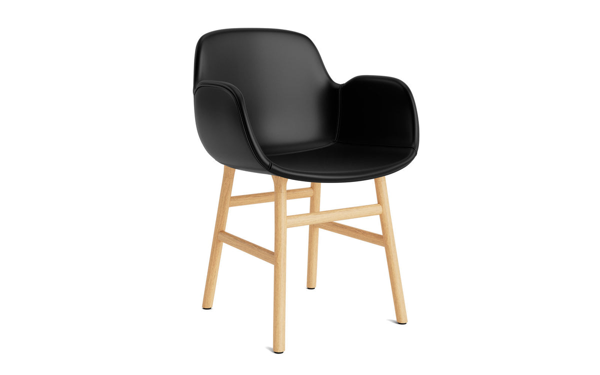 Form Lehnstuhl gepolstert Eiche Ultra Leder in Ultra 41599 präsentiert im Onlineshop von KAQTU Design AG. Stuhl mit Armlehne ist von Normann Copenhagen