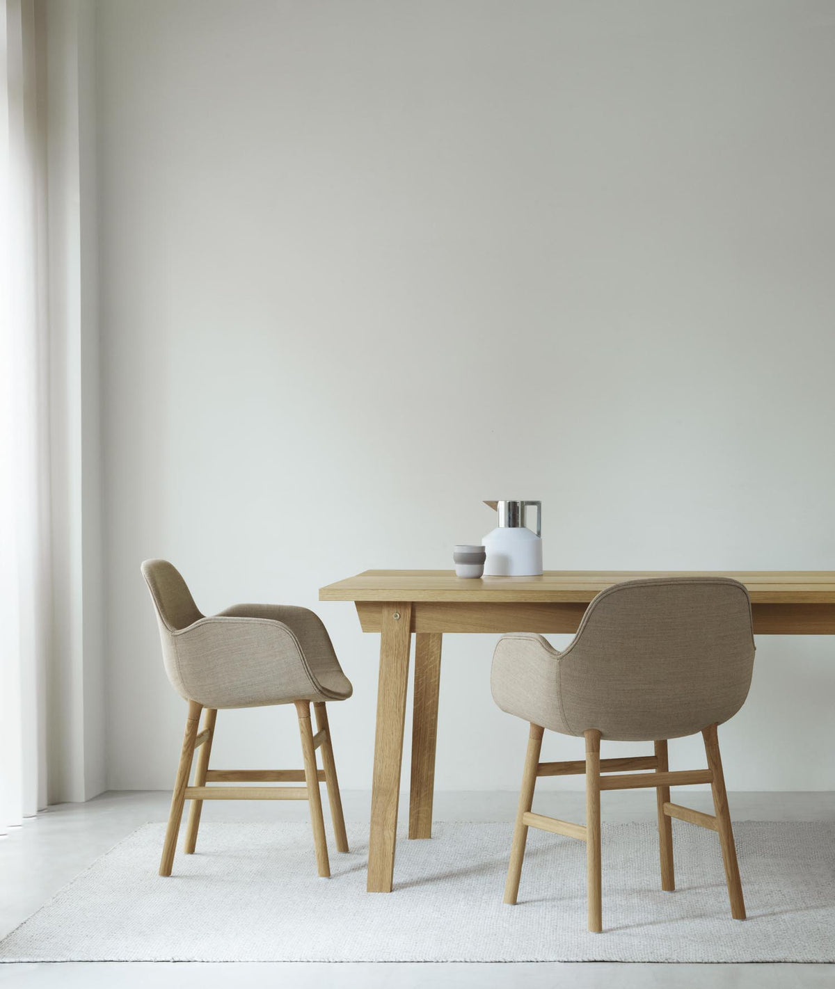 Form Lehnstuhl gepolstert schwarze Eiche Remix in Remix 133 präsentiert im Onlineshop von KAQTU Design AG. Stuhl mit Armlehne ist von Normann Copenhagen