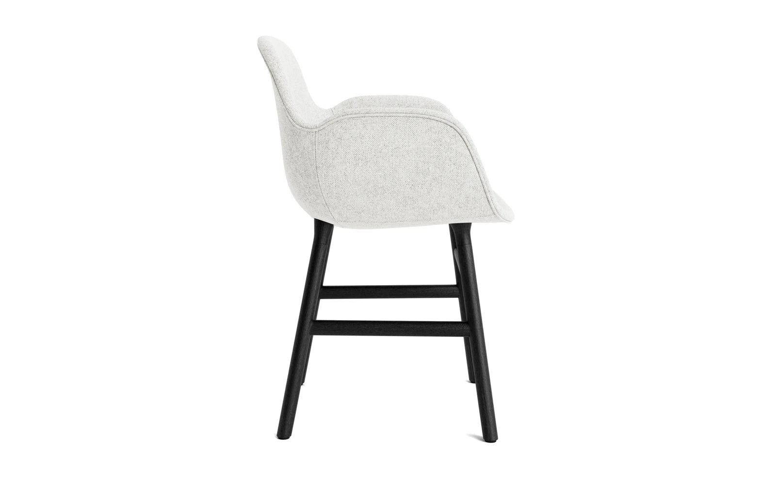 Form Lehnstuhl gepolstert Schwarze Eiche Hallingdal in Hallingdal 110 präsentiert im Onlineshop von KAQTU Design AG. Stuhl mit Armlehne ist von Normann Copenhagen