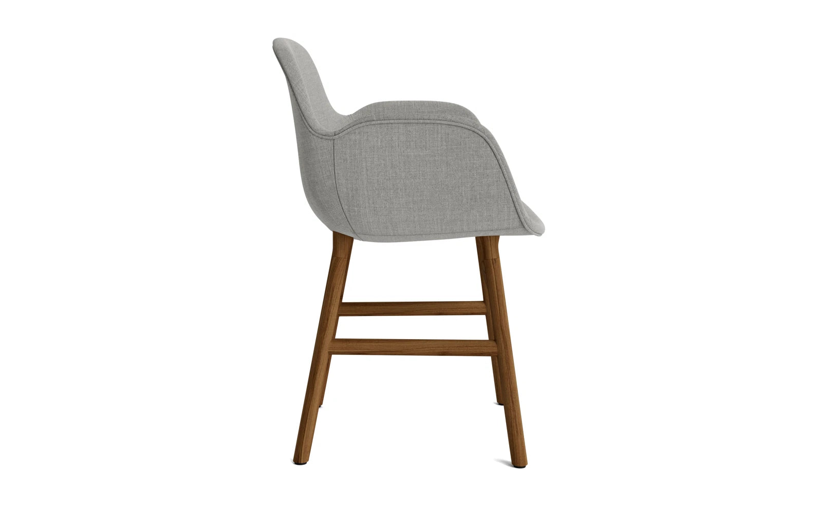 Form Lehnstuhl gepolstert Walnuss Remix in Remix 133 präsentiert im Onlineshop von KAQTU Design AG. Stuhl mit Armlehne ist von Normann Copenhagen