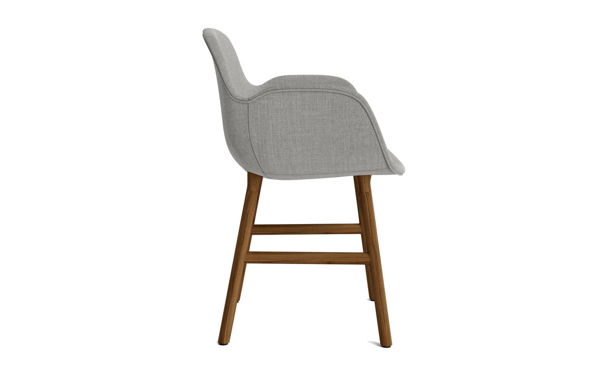Form Lehnstuhl gepolstert Walnuss Remix in Remix 133 präsentiert im Onlineshop von KAQTU Design AG. Stuhl mit Armlehne ist von Normann Copenhagen