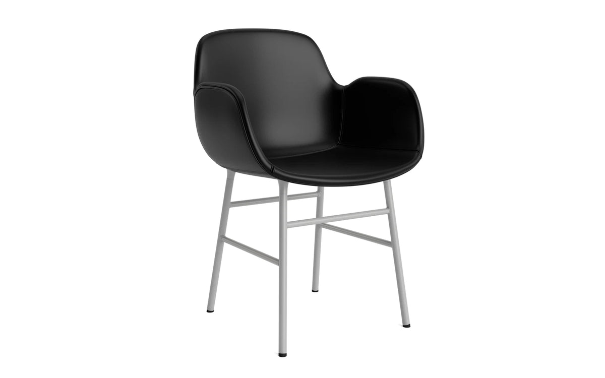 Form Lehnstuhl gepolstert grau Stahl Ultra Leder in Ultra 41599 präsentiert im Onlineshop von KAQTU Design AG. Stuhl mit Armlehne ist von Normann Copenhagen