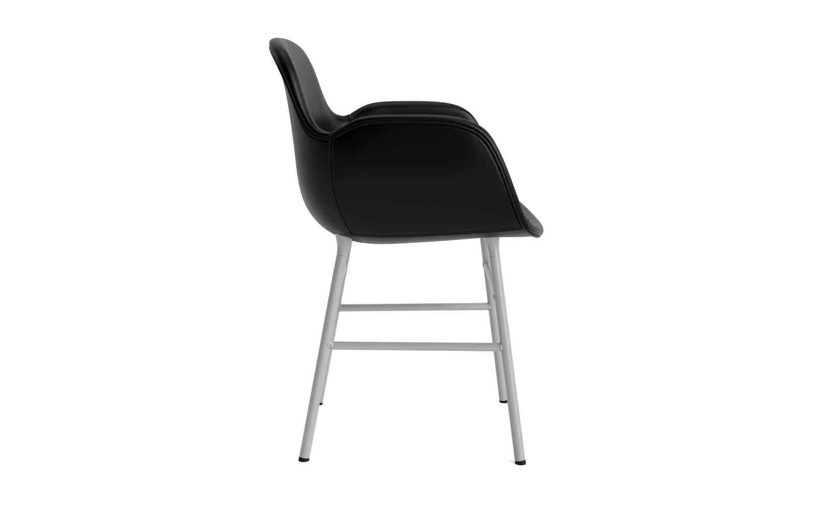 Form Lehnstuhl gepolstert grau Stahl Ultra Leder in Ultra 41599 präsentiert im Onlineshop von KAQTU Design AG. Stuhl mit Armlehne ist von Normann Copenhagen
