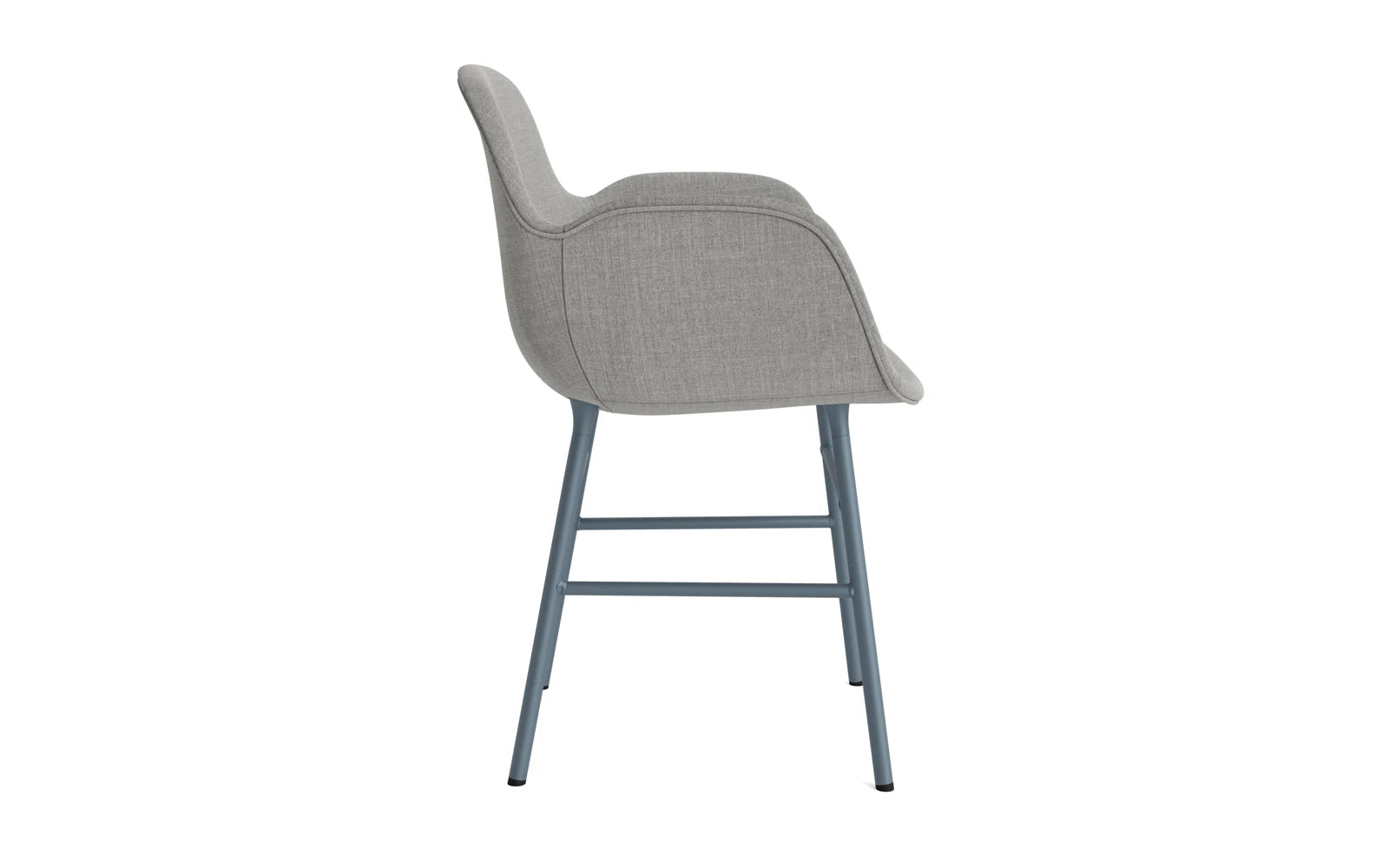 Form Lehnstuhl gepolstert Blau Stahl Remix in Remix 133 präsentiert im Onlineshop von KAQTU Design AG. Stuhl mit Armlehne ist von Normann Copenhagen