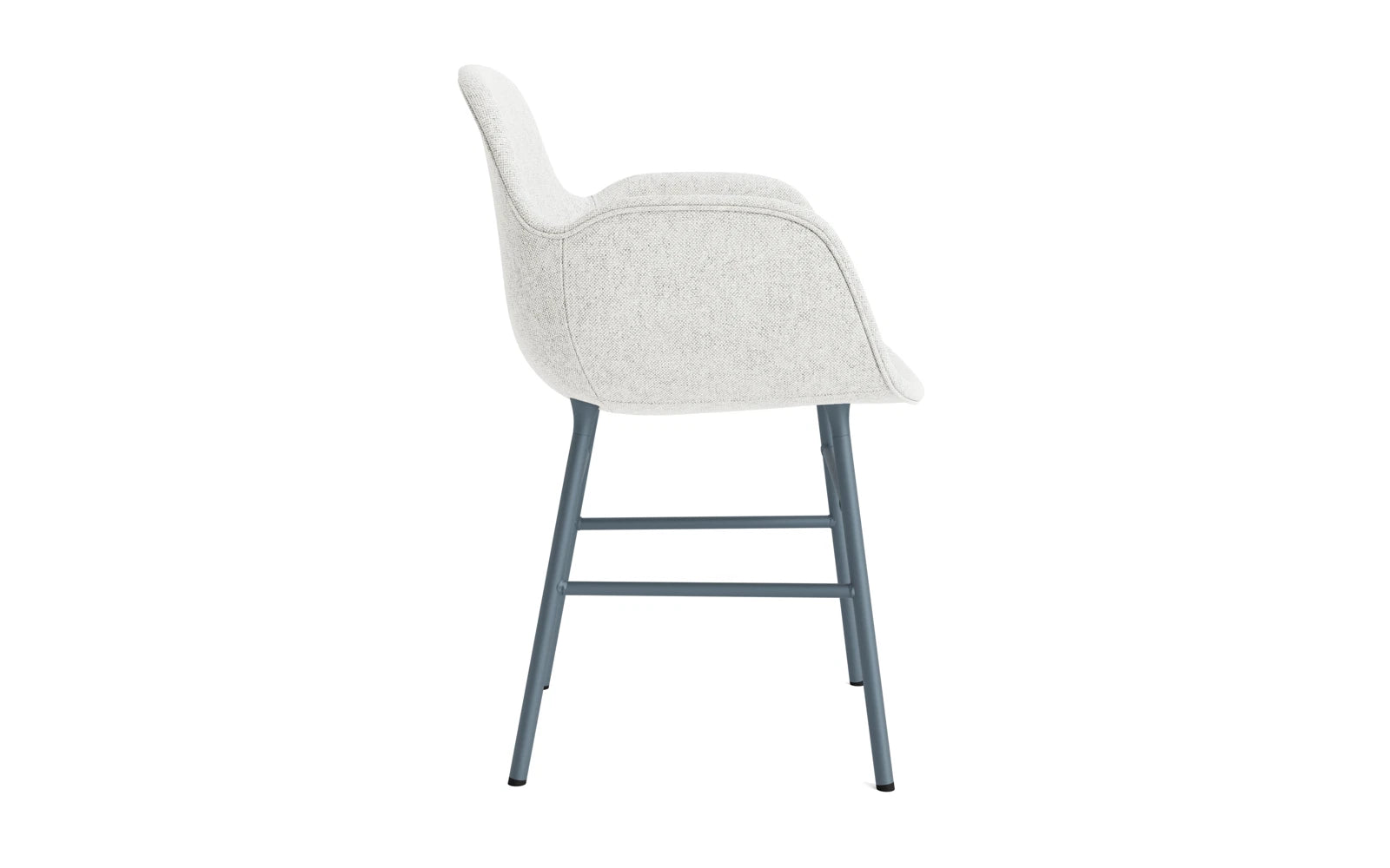 Form Lehnstuhl gepolstert Blau Stahl Hallingdal in Hallingdal 110 präsentiert im Onlineshop von KAQTU Design AG. Stuhl mit Armlehne ist von Normann Copenhagen
