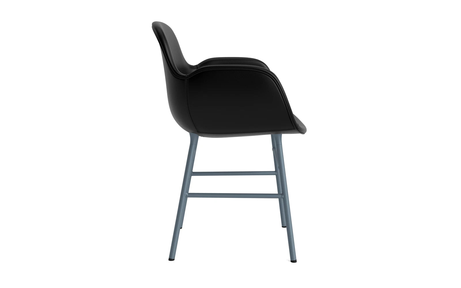 Form Lehnstuhl gepolstert Blau Stahl Ultra Leder in Ultra 41599 präsentiert im Onlineshop von KAQTU Design AG. Stuhl mit Armlehne ist von Normann Copenhagen