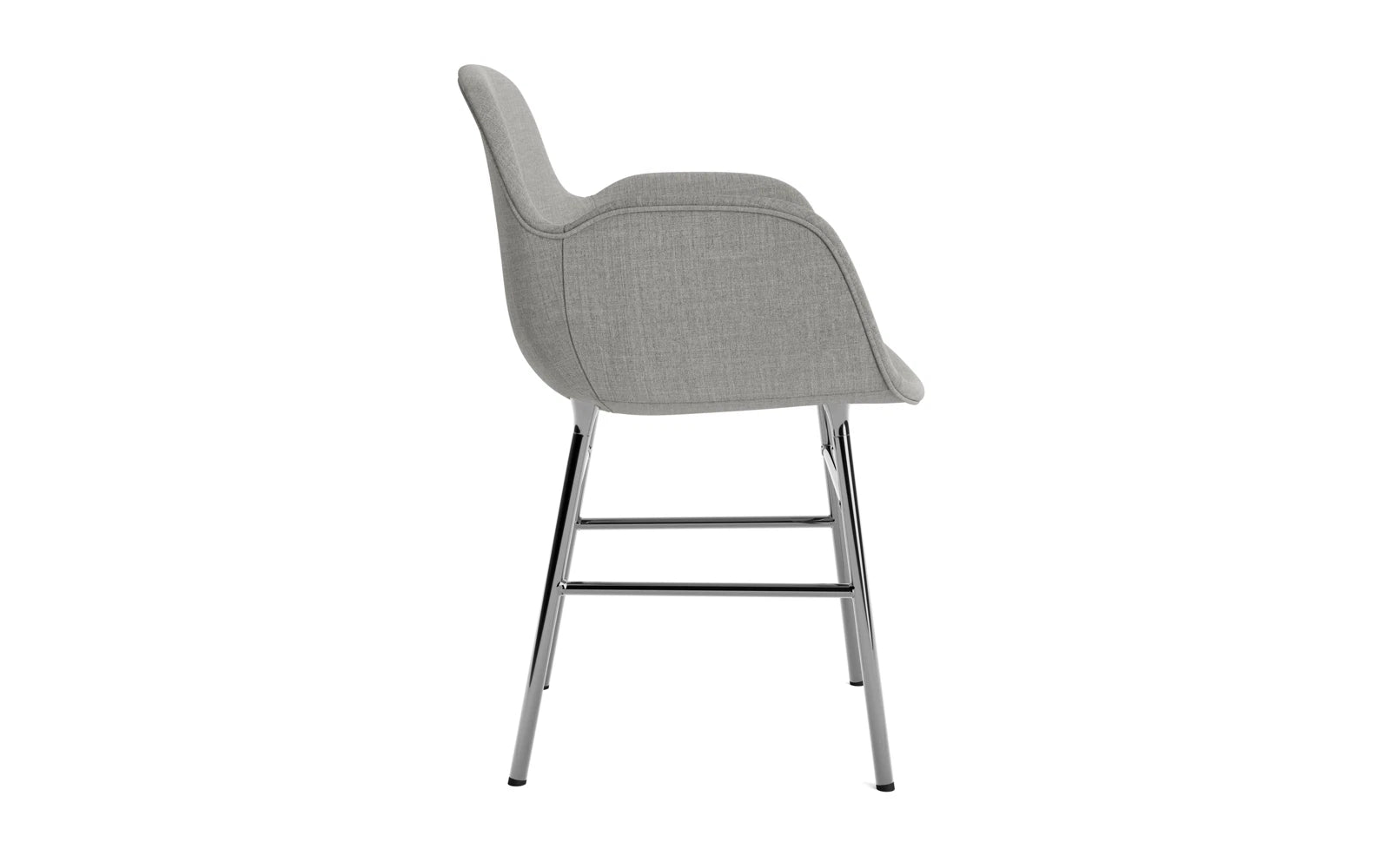 Form Lehnstuhl gepolstert Chrom Remix in Remix 133 präsentiert im Onlineshop von KAQTU Design AG. Stuhl mit Armlehne ist von Normann Copenhagen