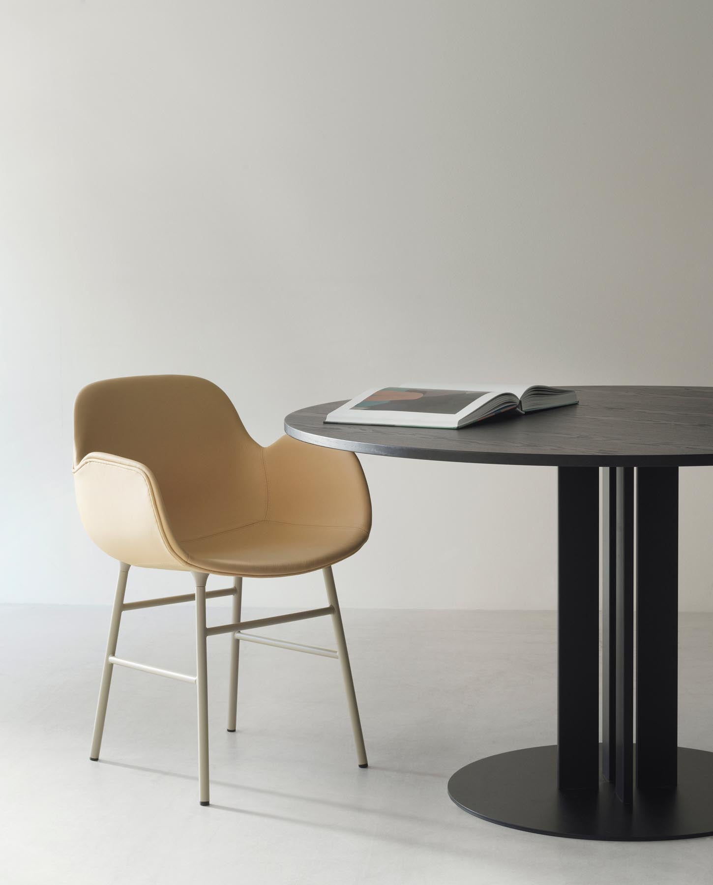 Form Lehnstuhl gepolstert Chrom Remix in Remix 133 präsentiert im Onlineshop von KAQTU Design AG. Stuhl mit Armlehne ist von Normann Copenhagen