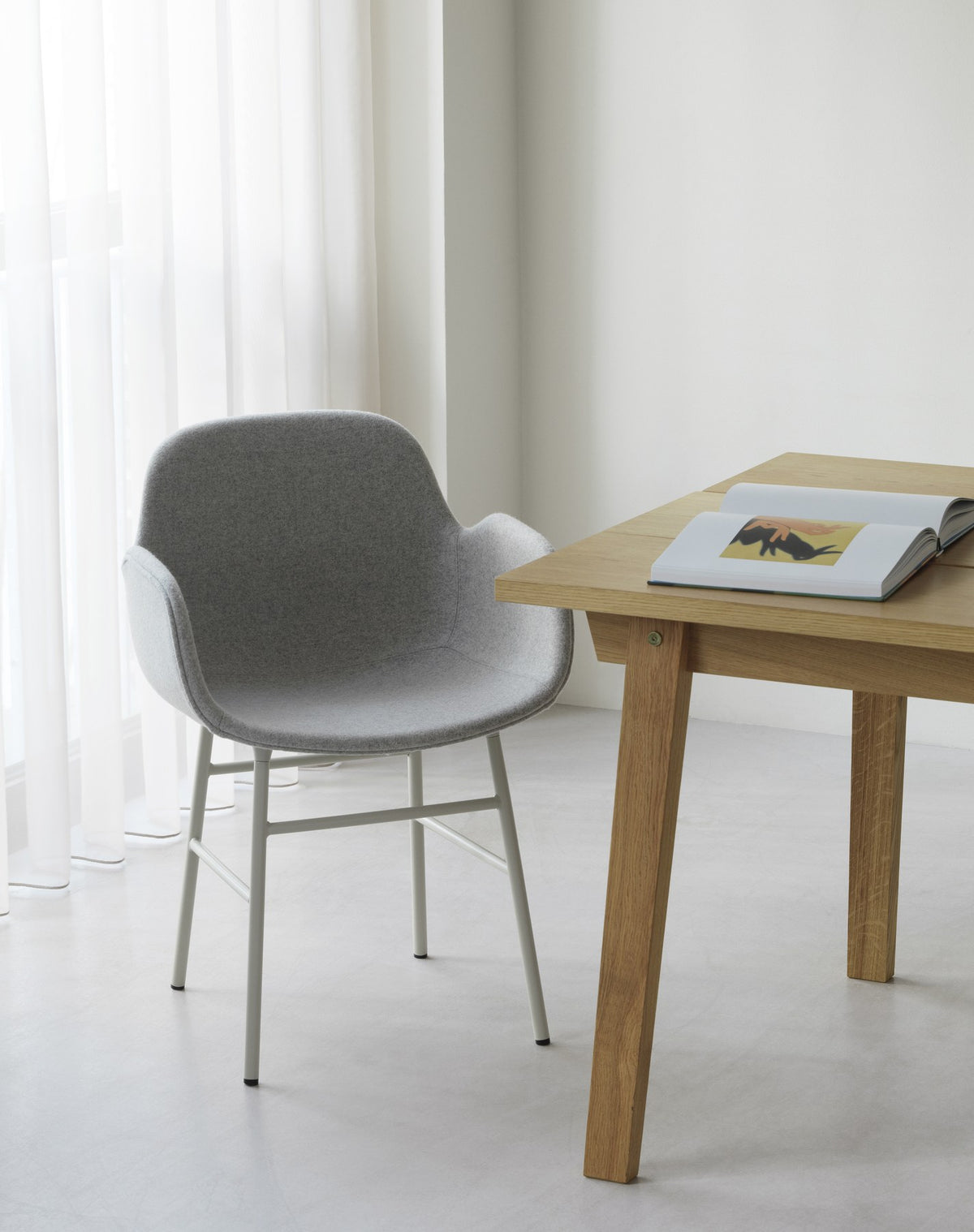 Form Lehnstuhl mit Armlehne von Normann Copenhagen, graue Polsterung auf Polypropylen-Sitzschale mit verchromten Beinen