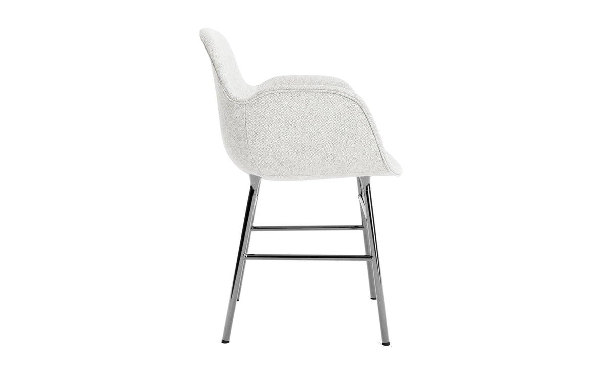 Form Lehnstuhl gepolstert Chrome Hallingdal in Hallingdal 110 präsentiert im Onlineshop von KAQTU Design AG. Stuhl mit Armlehne ist von Normann Copenhagen