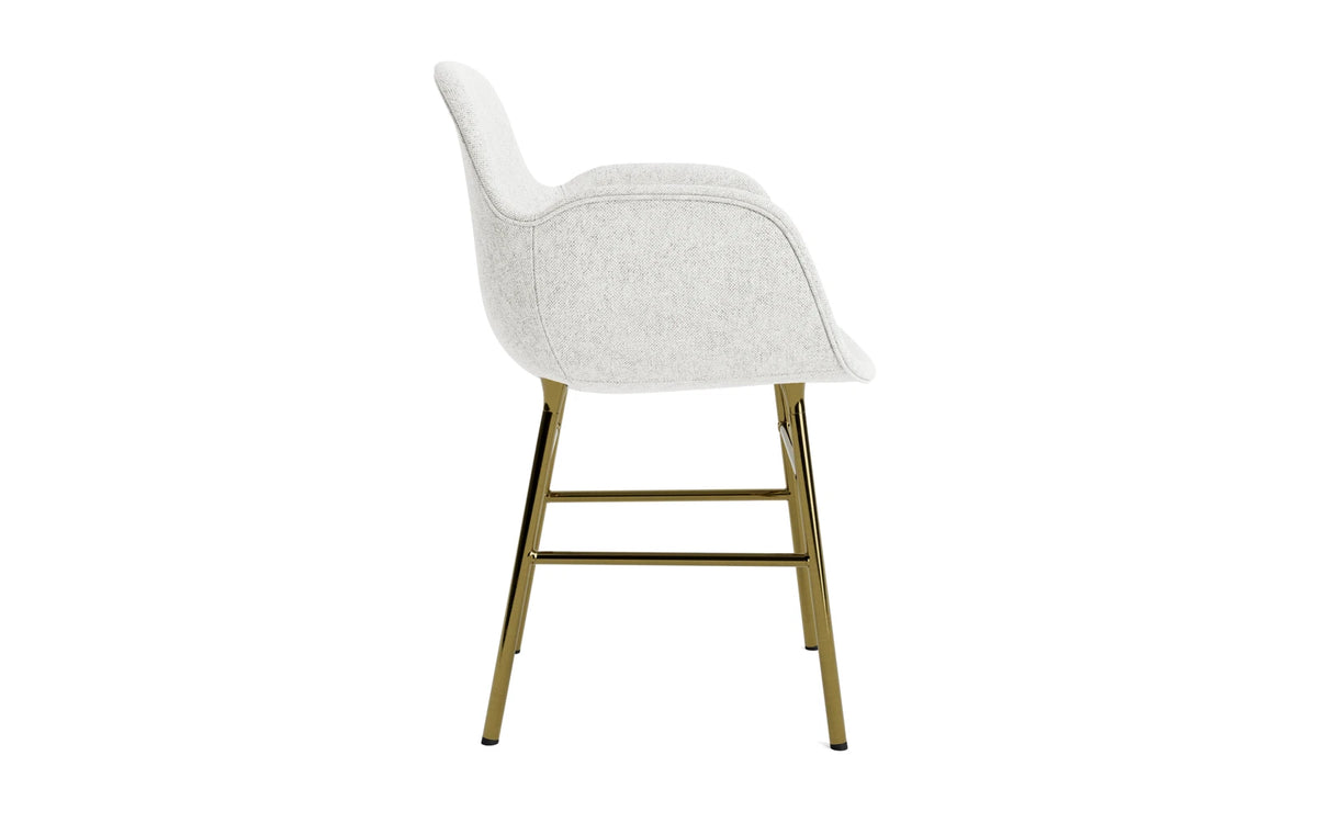 Form Lehnstuhl gepolstert Messing Hallingdal in Hallingdal 110 präsentiert im Onlineshop von KAQTU Design AG. Stuhl mit Armlehne ist von Normann Copenhagen