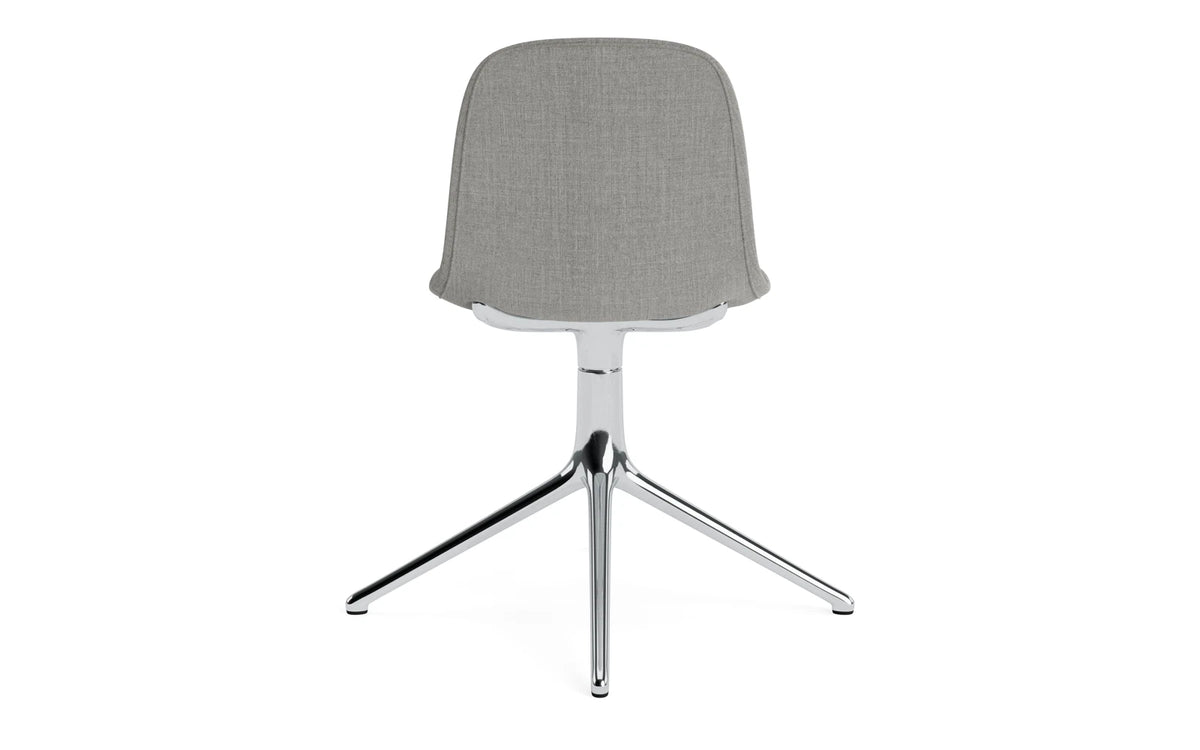 Form Drehstuhl 4L schwarzes Aluminium Vollpolster Remix in Remix 133 präsentiert im Onlineshop von KAQTU Design AG. Drehstuhl ist von Normann Copenhagen