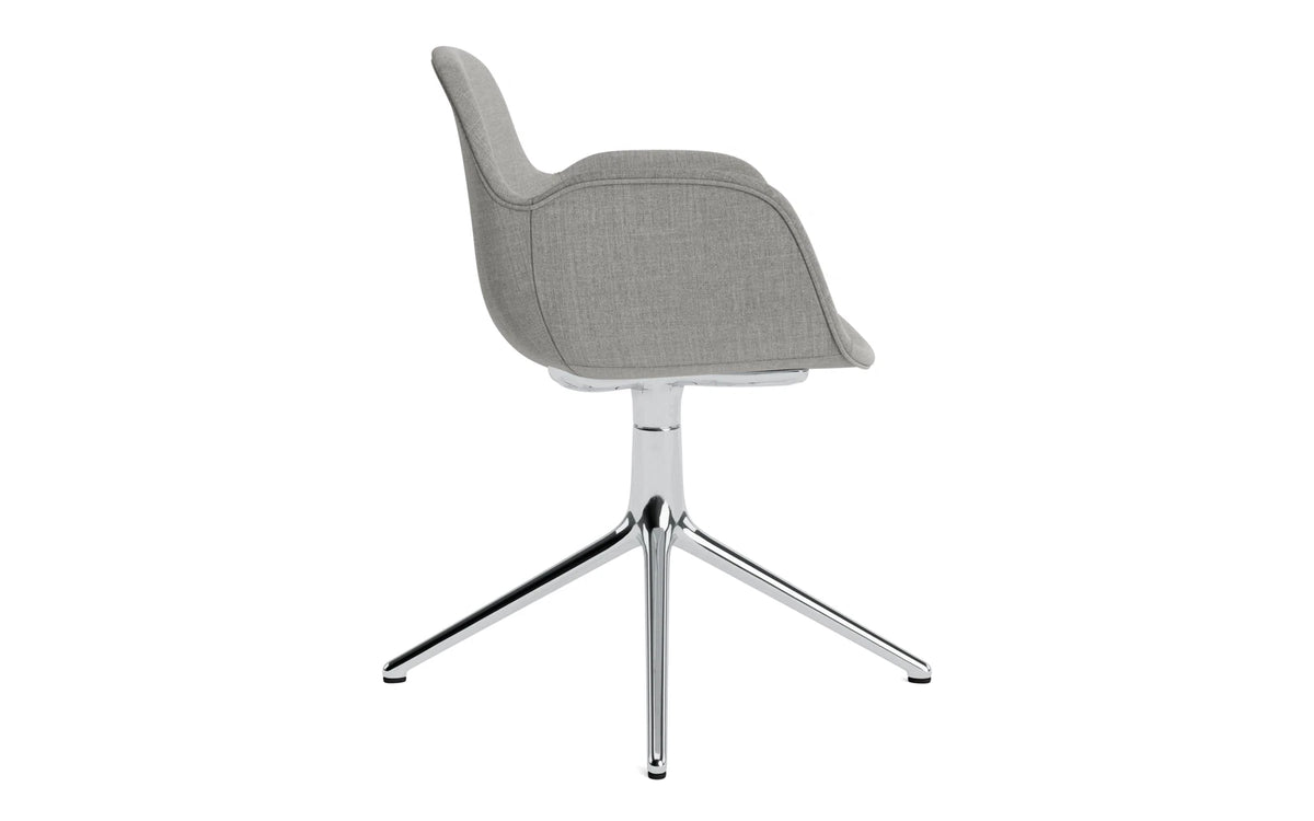 Form Drehstuhl 4L gepolstert Aluminium Remix in Remix 133 präsentiert im Onlineshop von KAQTU Design AG. Dreh-Schalenstuhl mit Armlehnen ist von Normann Copenhagen