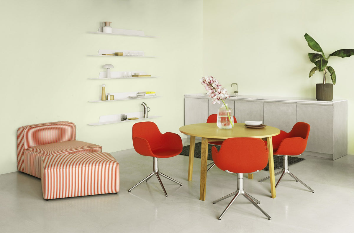 Schwarzer, gepolsterter Drehstuhl Form von Normann Copenhagen mit Schale aus Polypropylen und Drehsockel aus Aluminium mit vier Rädern.