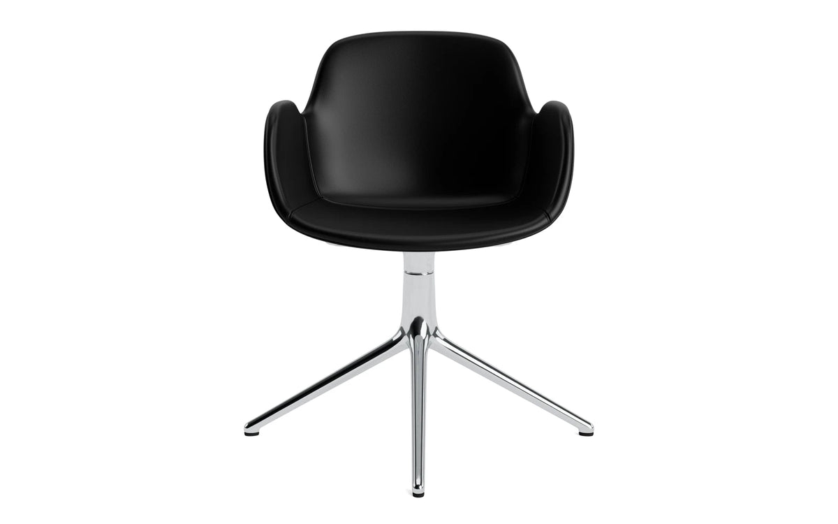 Form Drehstuhl 4L gepolstert Aluminium Ultra Leder in Ultra 41599 präsentiert im Onlineshop von KAQTU Design AG. Dreh-Schalenstuhl mit Armlehnen ist von Normann Copenhagen