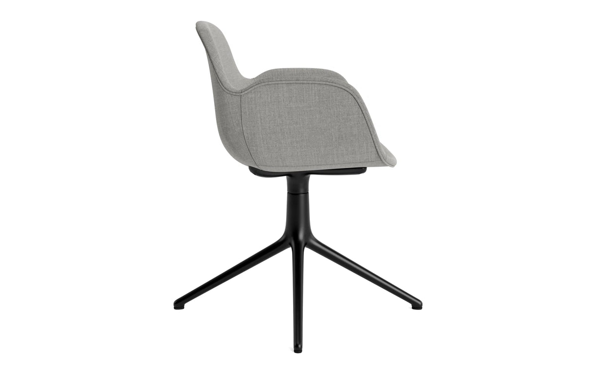 Form Drehstuhl 4L gepolstert schwarzes Aluminium Remix in Remix 133 präsentiert im Onlineshop von KAQTU Design AG. Bürostuhl ist von Normann Copenhagen