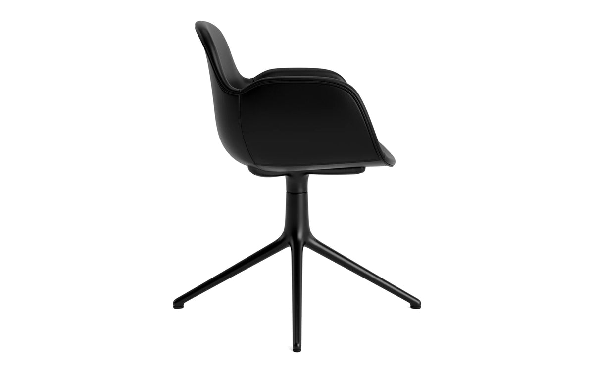 Form Drehstuhl 4L gepolstert schwarzes Aluminium Ultra Leder in Ultra 41599 präsentiert im Onlineshop von KAQTU Design AG. Bürostuhl ist von Normann Copenhagen