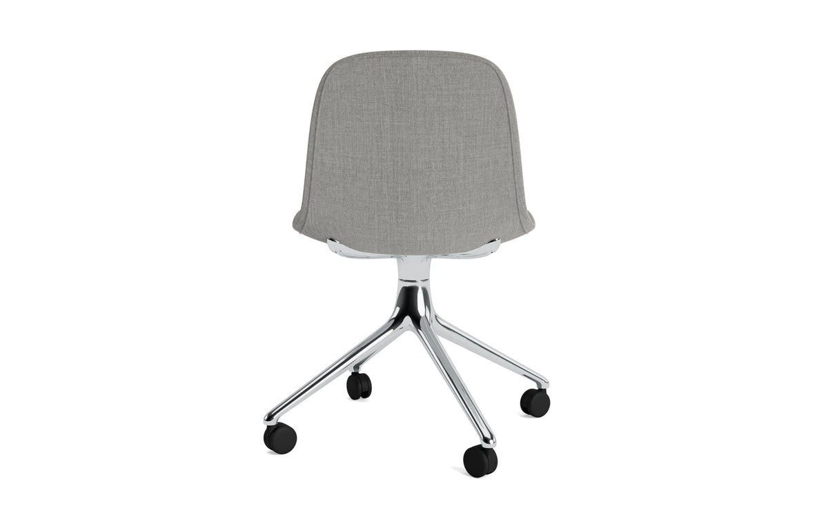 Form Drehstuhl 4W Aluminium Vollpolster Remix in Remix 133 präsentiert im Onlineshop von KAQTU Design AG. Drehstuhl ist von Normann Copenhagen