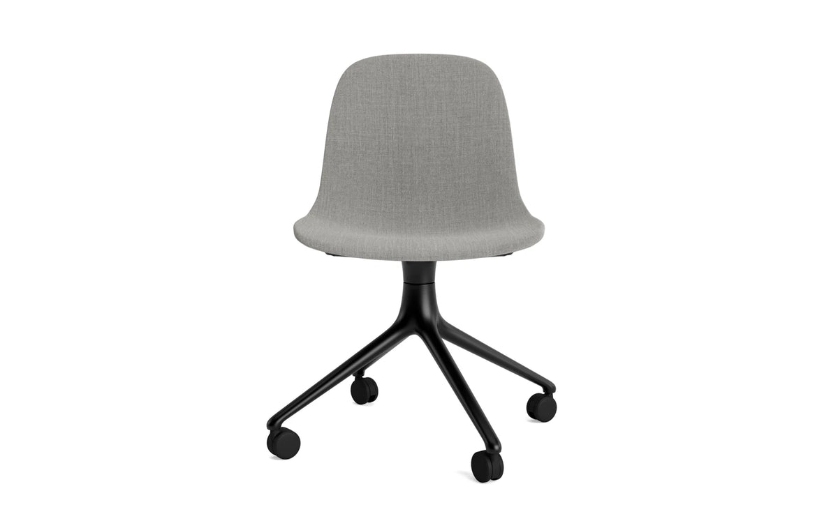 Form Drehstuhl 4W schwarzes Aluminium Vollpolster Remix in Remix 133 präsentiert im Onlineshop von KAQTU Design AG. Drehstuhl ist von Normann Copenhagen