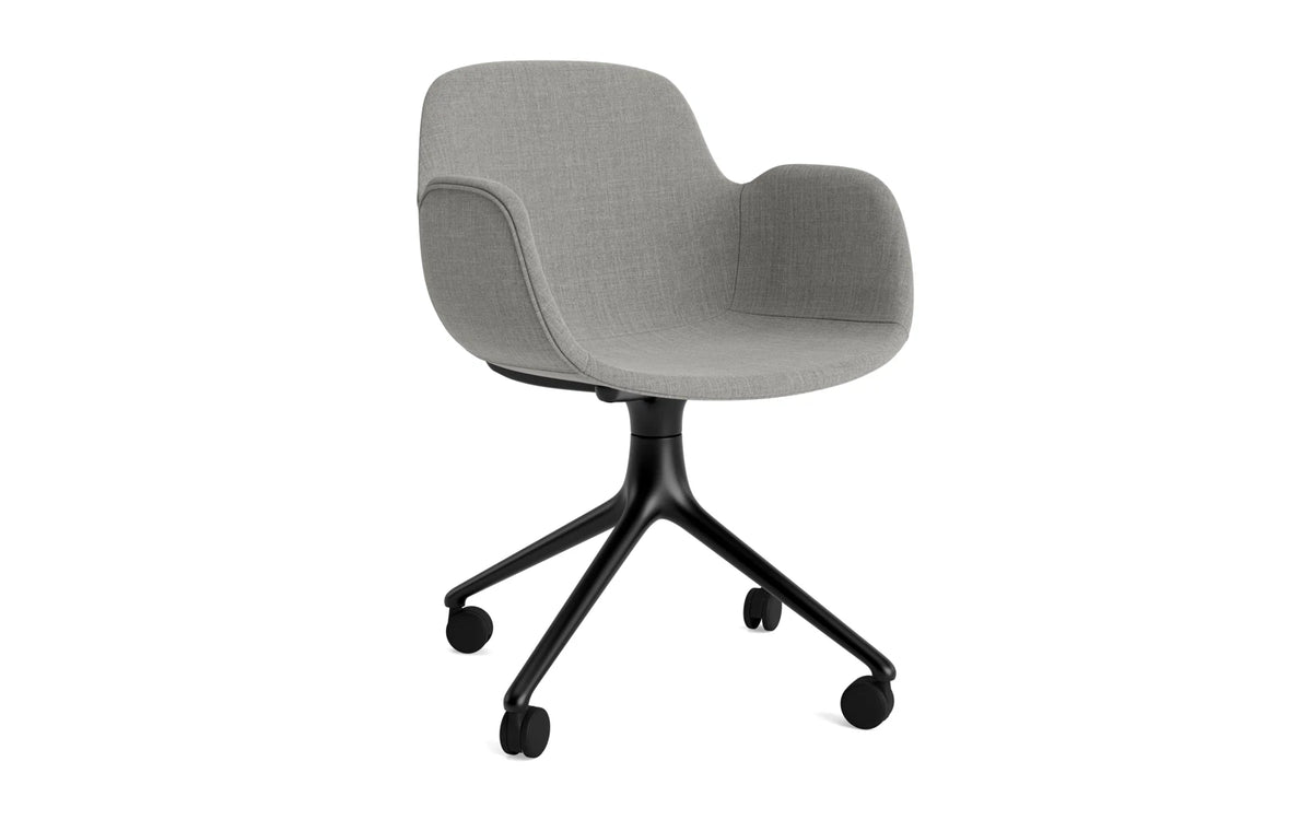 Form Drehstuhl 4W Vollpolster schwarzes Aluminium/Remix in Remix 133 präsentiert im Onlineshop von KAQTU Design AG. Bürostuhl ist von Normann Copenhagen