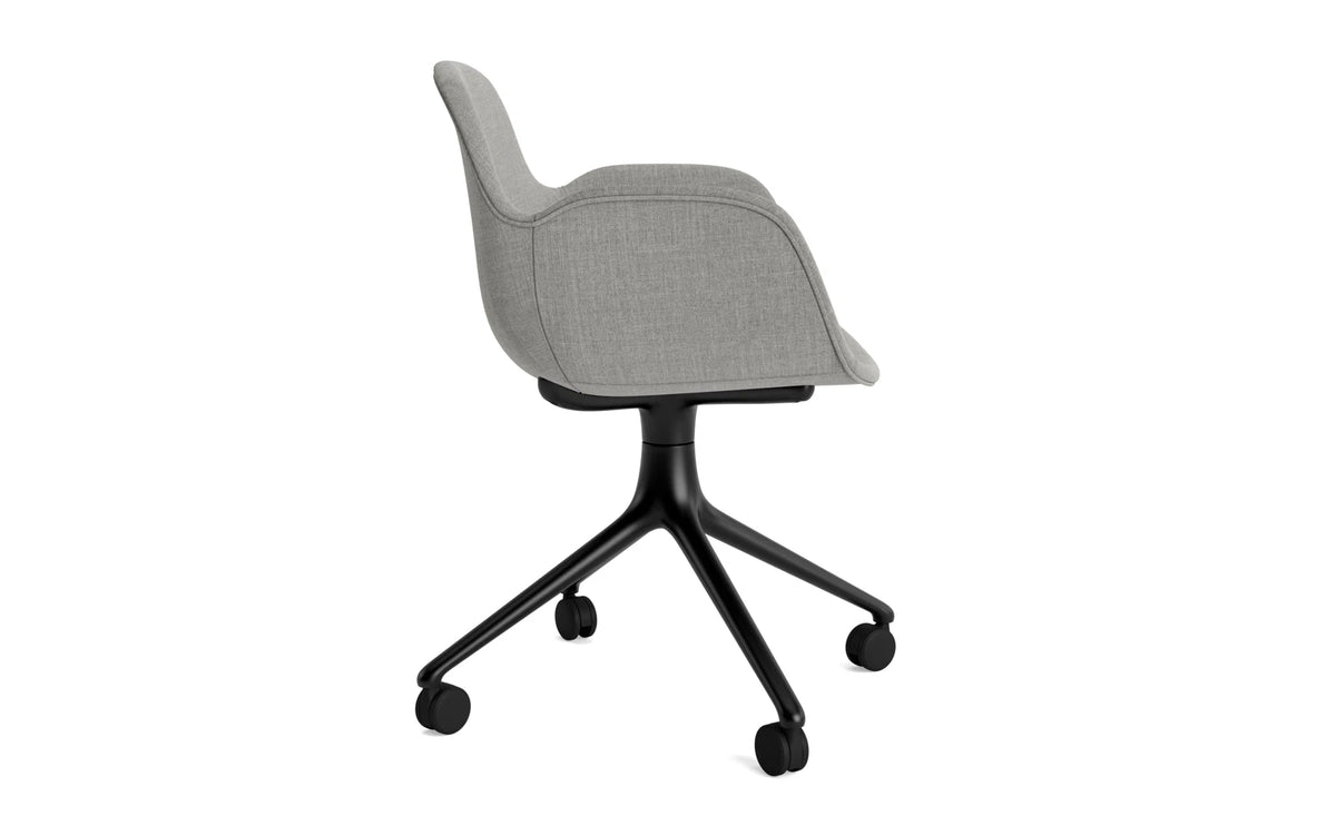 Form Drehstuhl 4W Vollpolster schwarzes Aluminium/Remix in Remix 133 präsentiert im Onlineshop von KAQTU Design AG. Bürostuhl ist von Normann Copenhagen