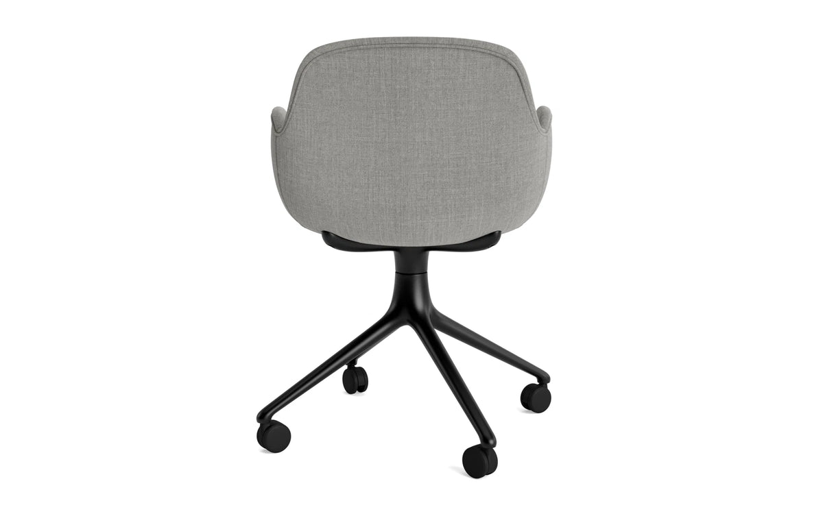 Form Drehstuhl 4W Vollpolster schwarzes Aluminium/Remix in Remix 133 präsentiert im Onlineshop von KAQTU Design AG. Bürostuhl ist von Normann Copenhagen