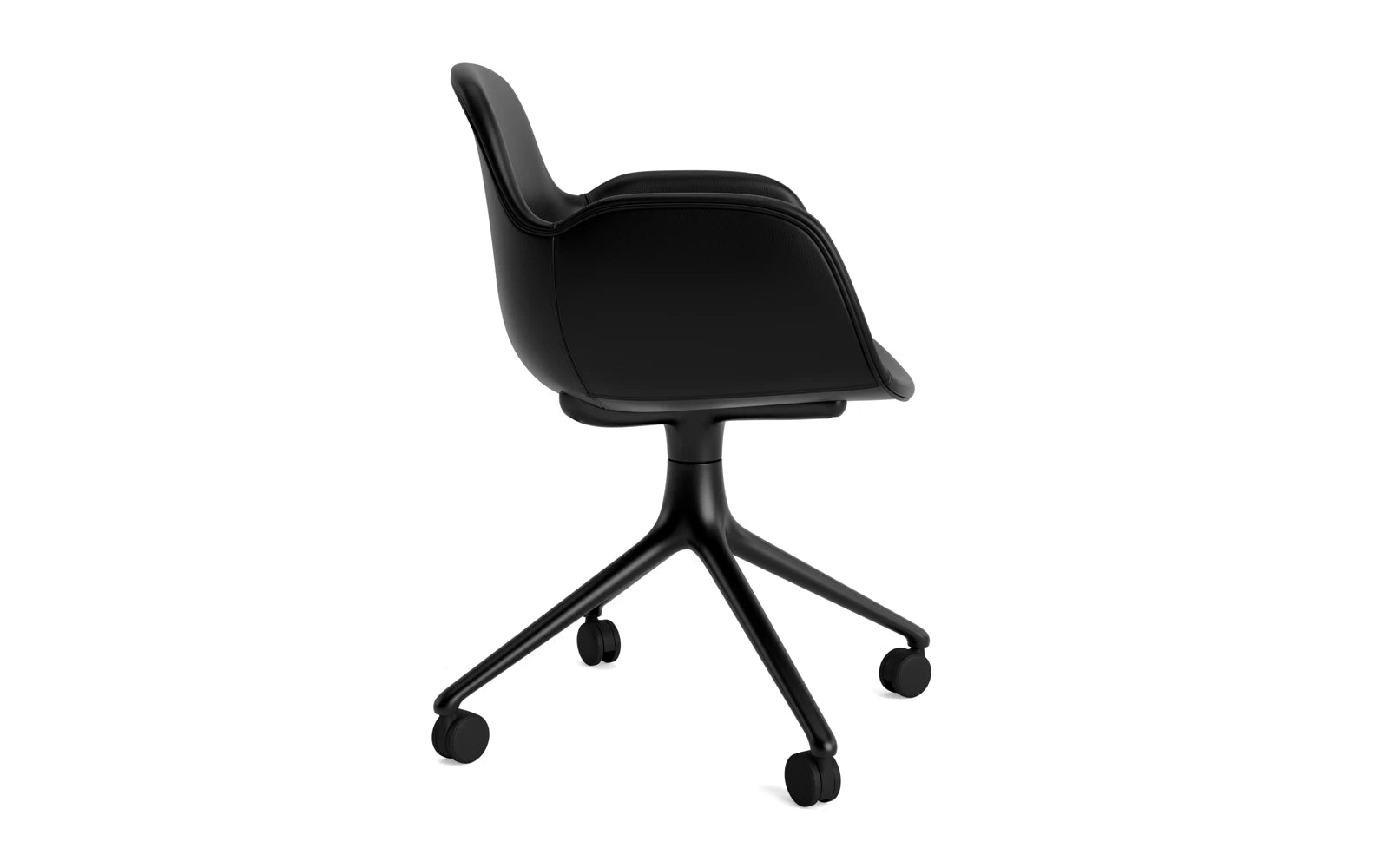 Form Drehsessel 4W Vollpolster Schwarz Aluminium/Ultra Leder in Ultra 41599 präsentiert im Onlineshop von KAQTU Design AG. Sessel ist von Normann Copenhagen