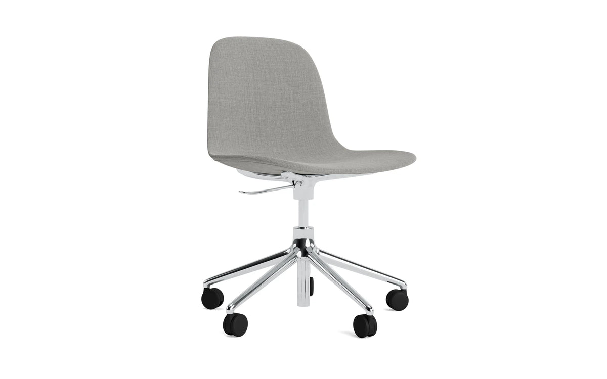 Form Drehstuhl mit 5 Rollen Vollpolster Aluminium Remix in Remix 133 präsentiert im Onlineshop von KAQTU Design AG. Bürostuhl ist von Normann Copenhagen