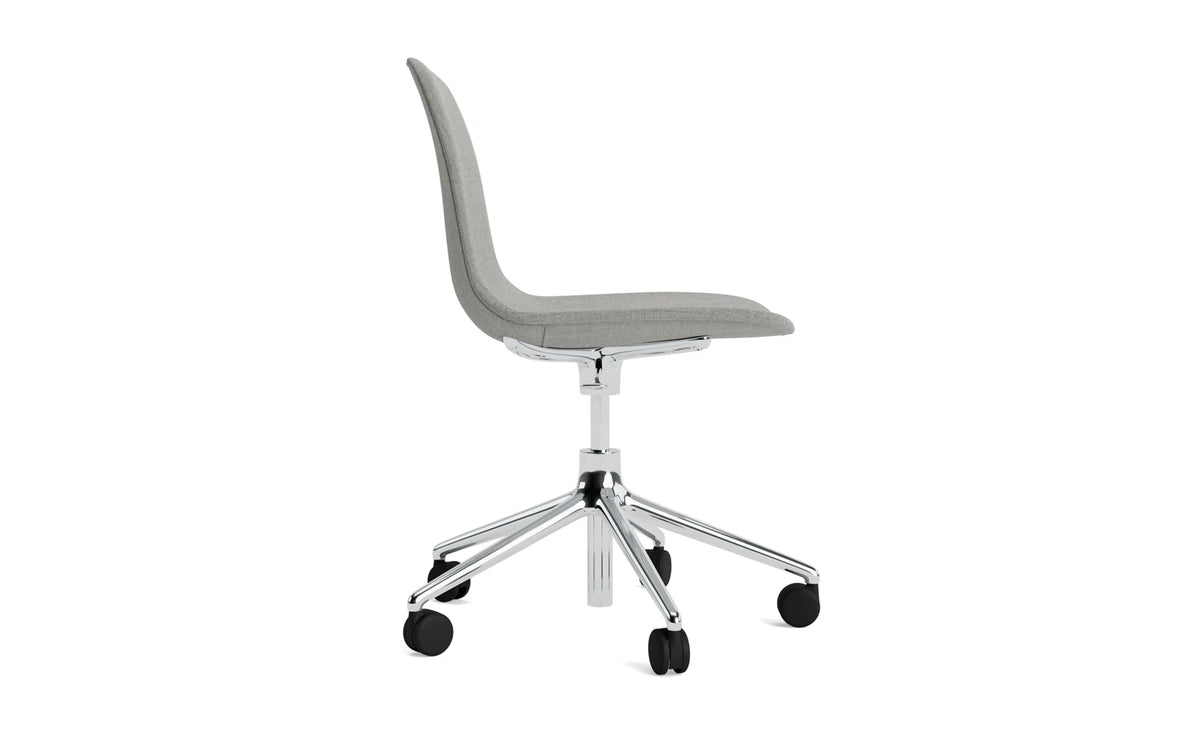 Form Drehstuhl mit 5 Rollen Vollpolster Aluminium Remix in Remix 133 präsentiert im Onlineshop von KAQTU Design AG. Bürostuhl ist von Normann Copenhagen