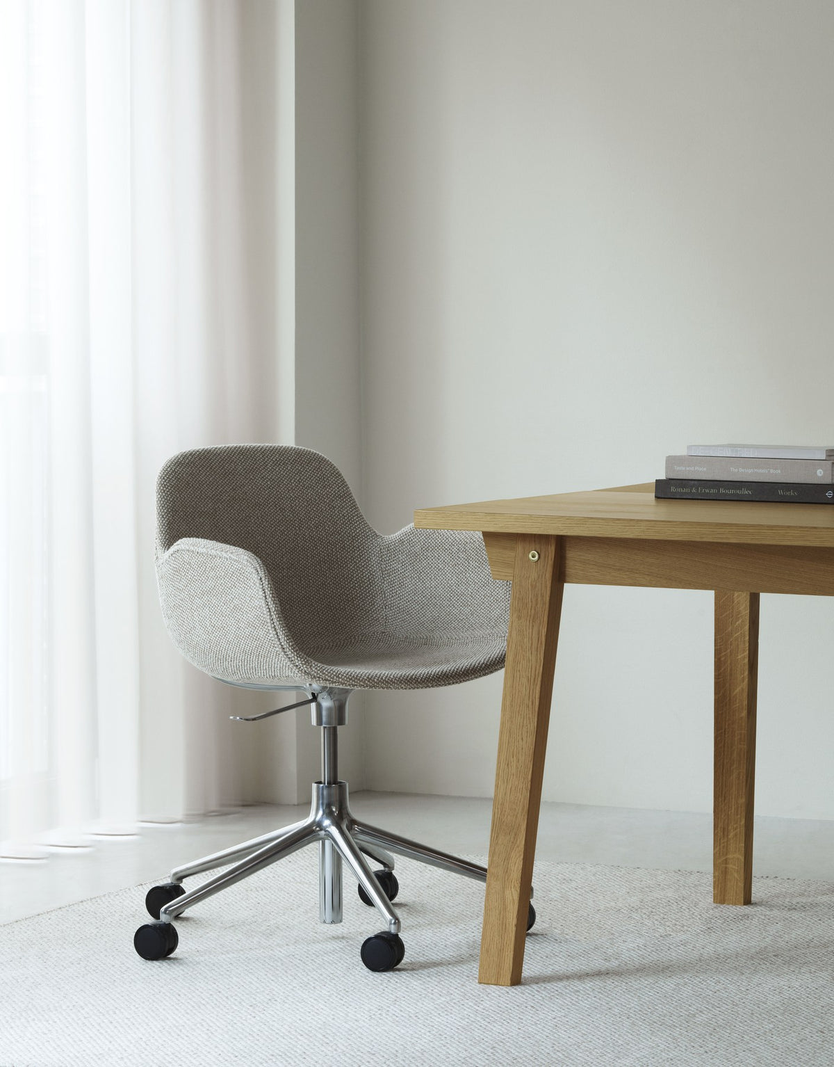 Schwarzer Form Drehstuhl von Normann Copenhagen mit gepolsterter Sitzschale aus Polypropylen, Aluminiumfuss und fünf Rollen.