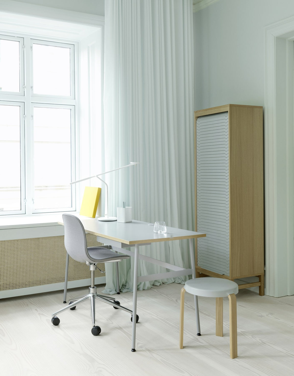 Schwarzer Form Drehstuhl von Normann Copenhagen mit gepolsterter Sitzschale aus Polypropylen, Aluminiumfuss und fünf Rollen.