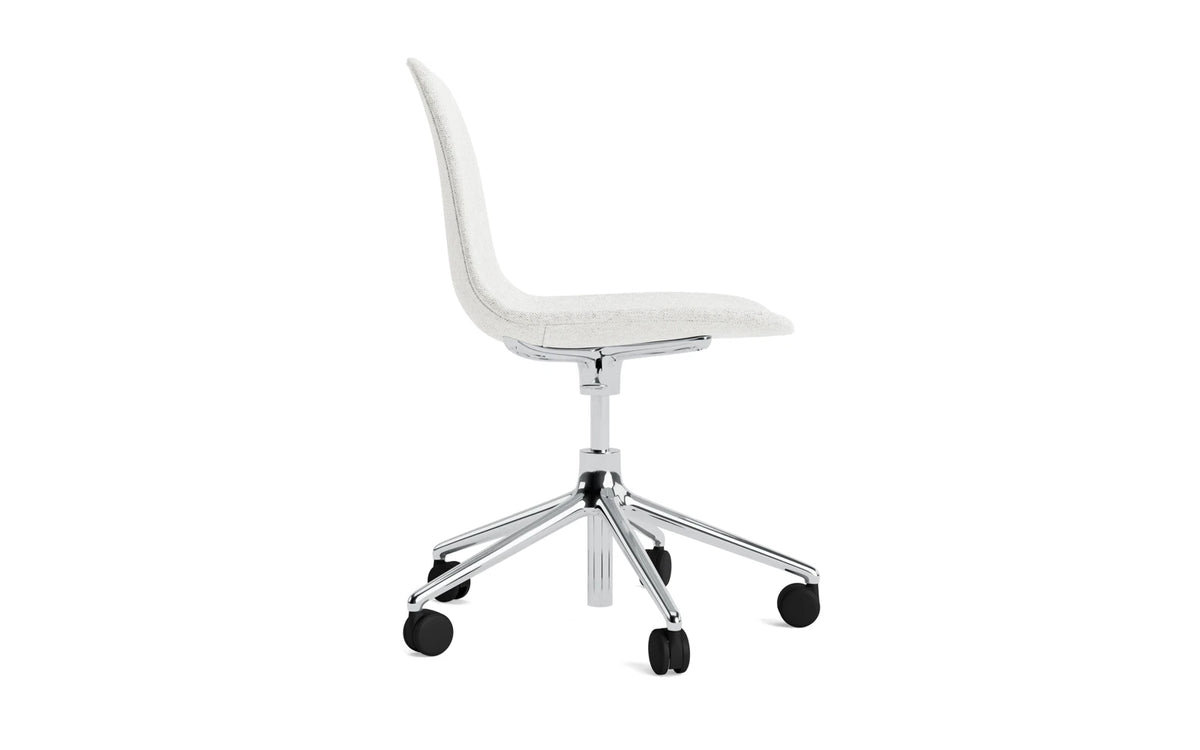 Form Drehstuhl mit 5 Rollen Vollpolster Aluminium Hallingdal in Hallingdal 110 präsentiert im Onlineshop von KAQTU Design AG. Bürostuhl ist von Normann Copenhagen
