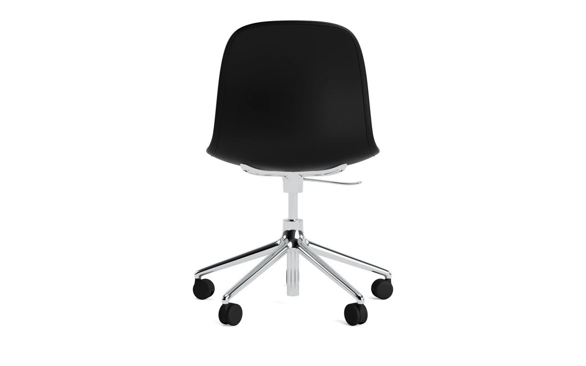 Form Drehstuhl mit 5 Rollen Vollpolster Aluminium Ultra in Ultra 41599 präsentiert im Onlineshop von KAQTU Design AG. Bürostuhl ist von Normann Copenhagen
