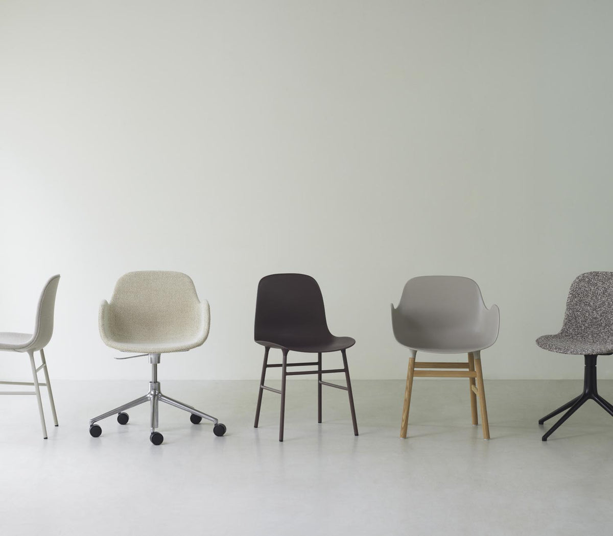 Form Drehstuhl mit 5 Rollen Vollpolster Aluminium Ultra in Ultra 41599 präsentiert im Onlineshop von KAQTU Design AG. Bürostuhl ist von Normann Copenhagen