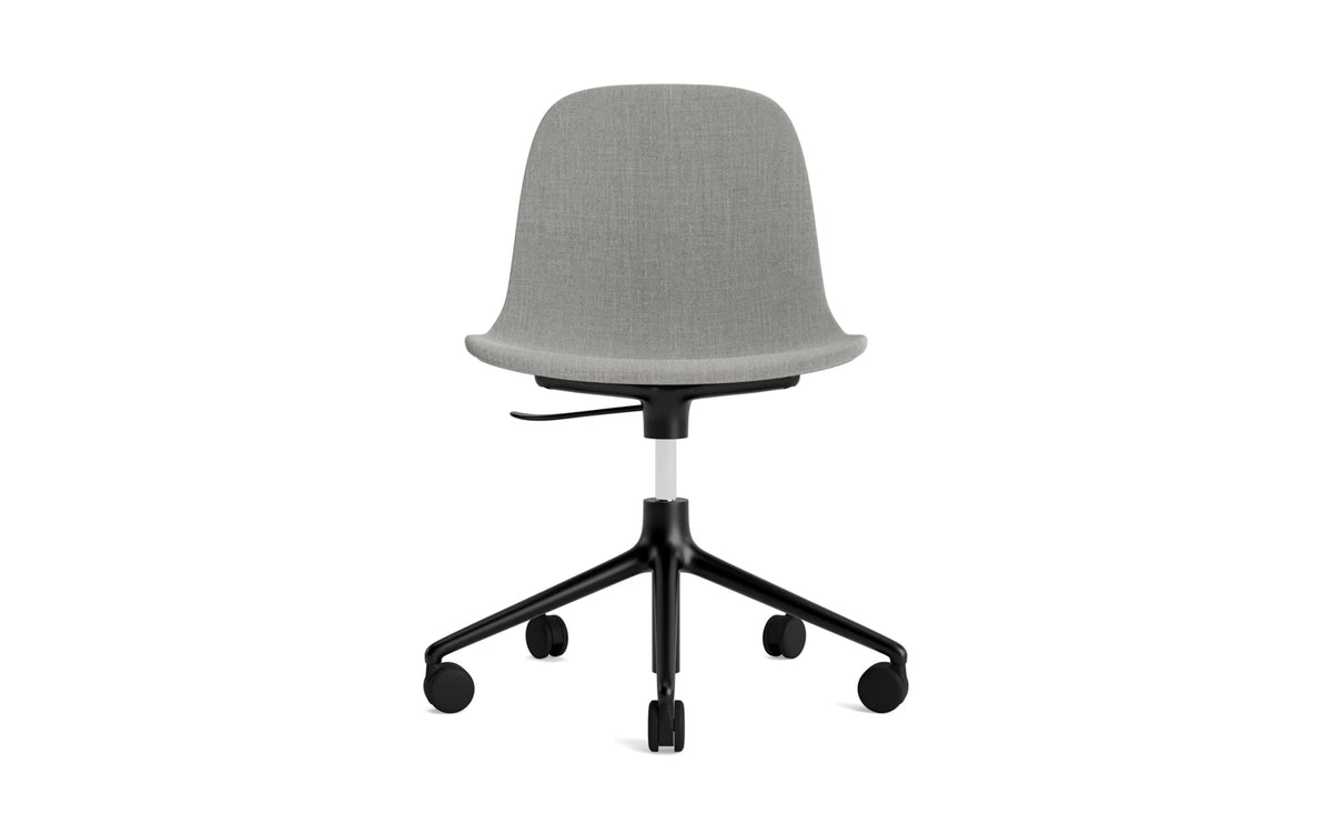 Form Drehstuhl mit 5 Rollen Vollpolster schwarzes Aluminium Remix in Remix 133 präsentiert im Onlineshop von KAQTU Design AG. Bürostuhl ist von Normann Copenhagen