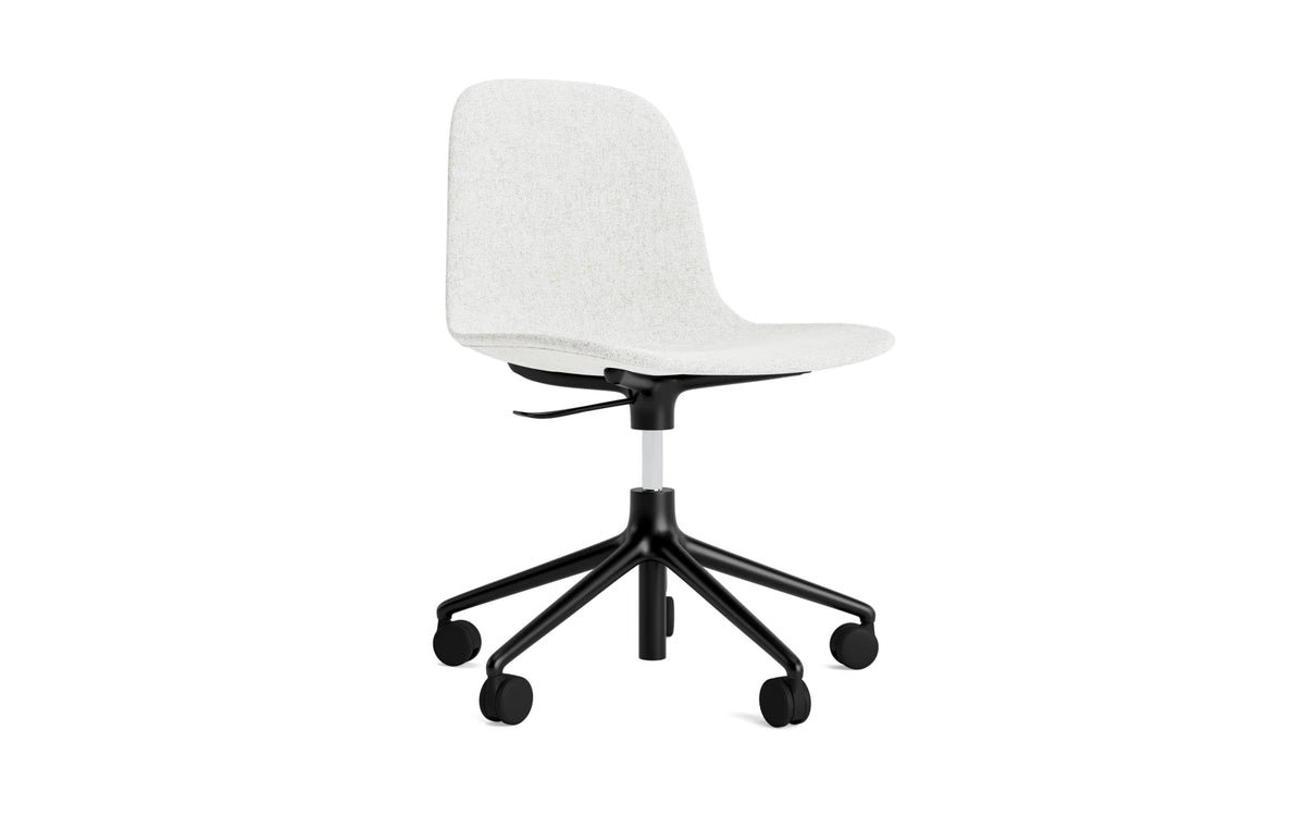 Form Drehstuhl mit 5 Rollen Vollpolster schwarzes Aluminium Hallingdal in Hallingdal 110 präsentiert im Onlineshop von KAQTU Design AG. Bürostuhl ist von Normann Copenhagen