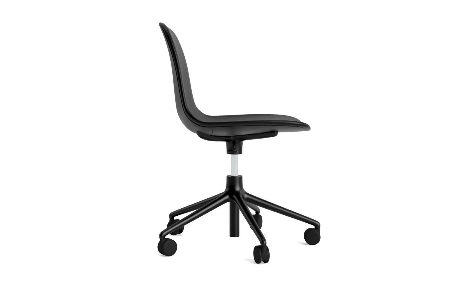 Form Drehsessel mit 5 Rollen Vollpolster schwarzes Aluminium Ultra in Ultra 41599 präsentiert im Onlineshop von KAQTU Design AG. Sessel ist von Normann Copenhagen