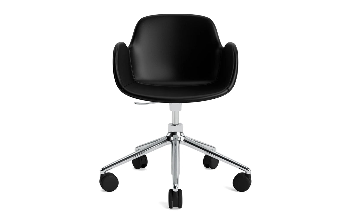 Form Drehstuhl mit Rollen Vollpolster aluminium Ultra leder in Ultra 41599 präsentiert im Onlineshop von KAQTU Design AG. Bürostuhl ist von Normann Copenhagen