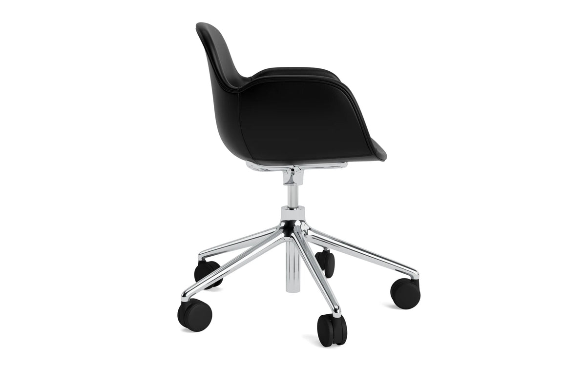 Form Drehstuhl mit Rollen Vollpolster aluminium Ultra leder in Ultra 41599 präsentiert im Onlineshop von KAQTU Design AG. Bürostuhl ist von Normann Copenhagen