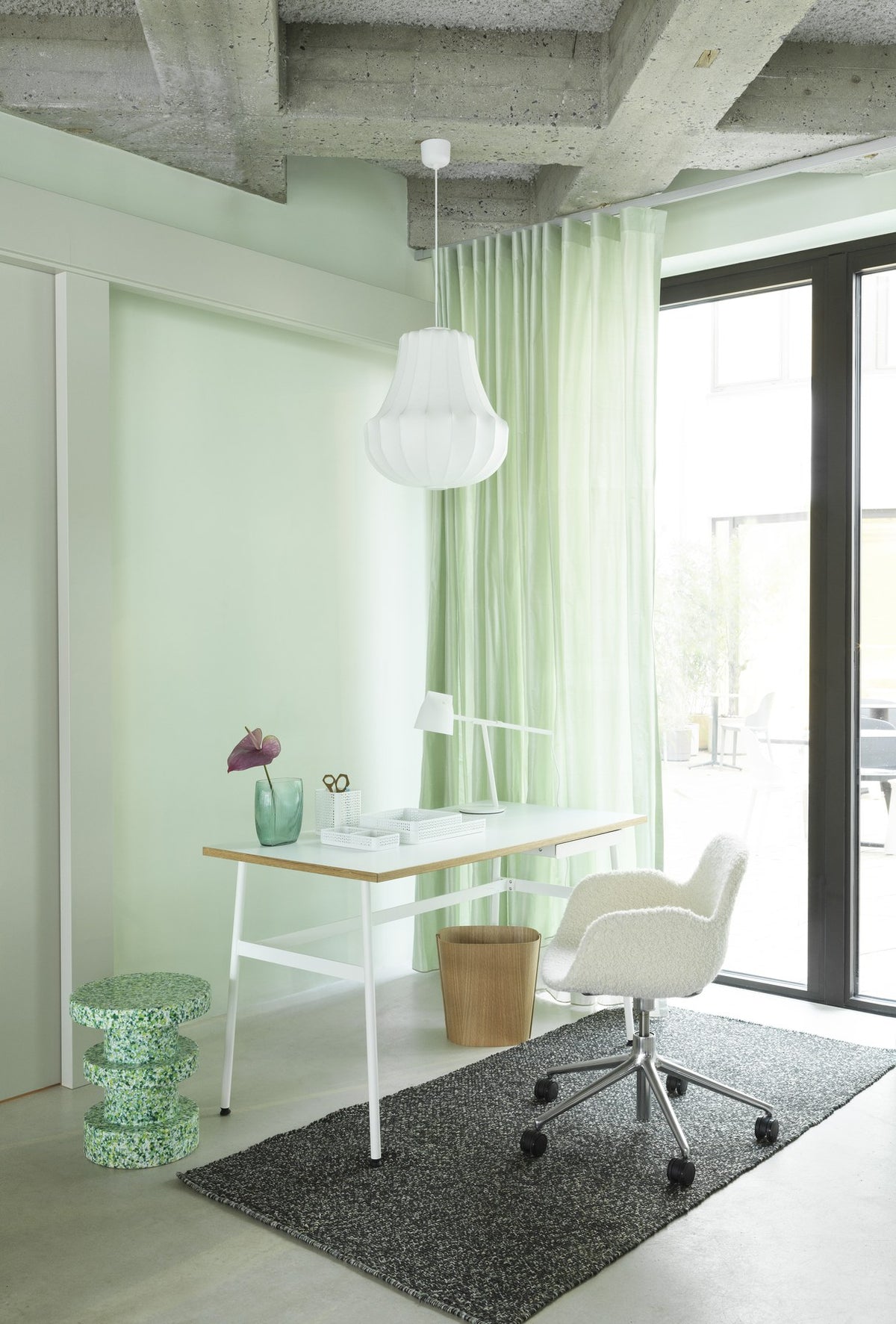 Form Drehsessel von Normann Copenhagen, schwarz gepolstert, Sitzschale aus Polypropylen auf Aluminium-Fussgestell mit fünf Rollen
