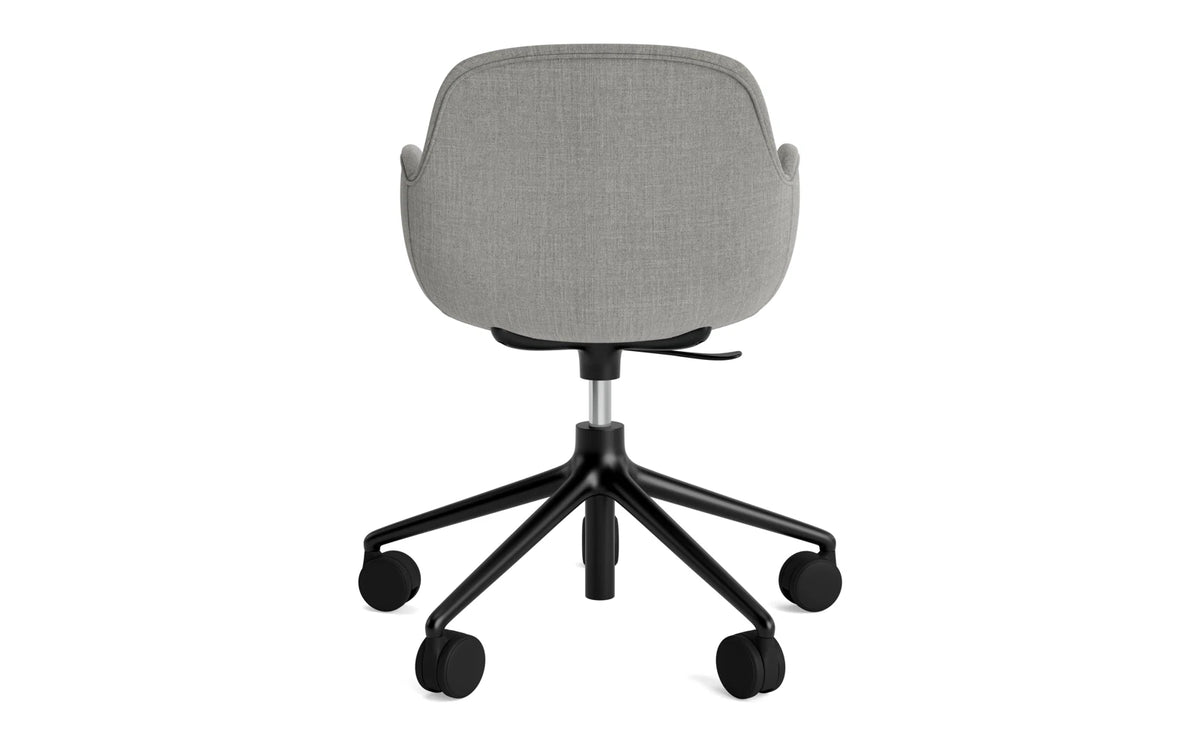 Hyg Drehstuhl mit Rollen Vollpolster schwarz aluminium Remix in Remix 133 präsentiert im Onlineshop von KAQTU Design AG. Bürostuhl ist von Normann Copenhagen