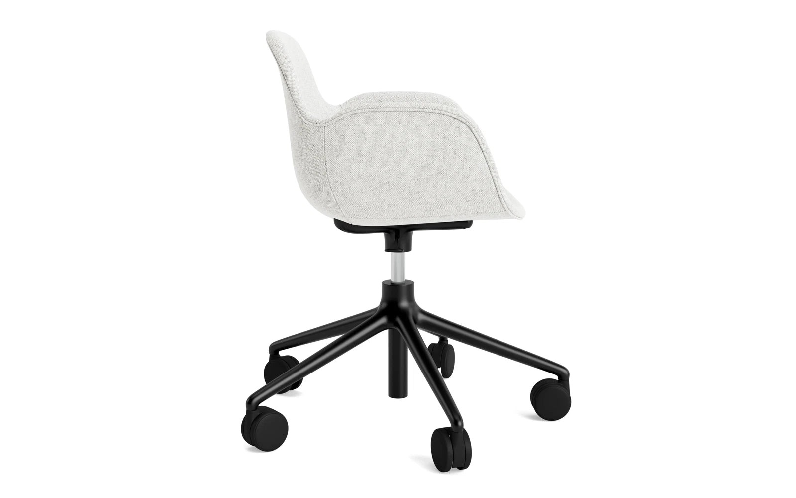 Form Drehsessel mit Rollen Vollpolster Schwartz aluminium Hallingdal in Hallingdal 110 präsentiert im Onlineshop von KAQTU Design AG. Sessel ist von Normann Copenhagen