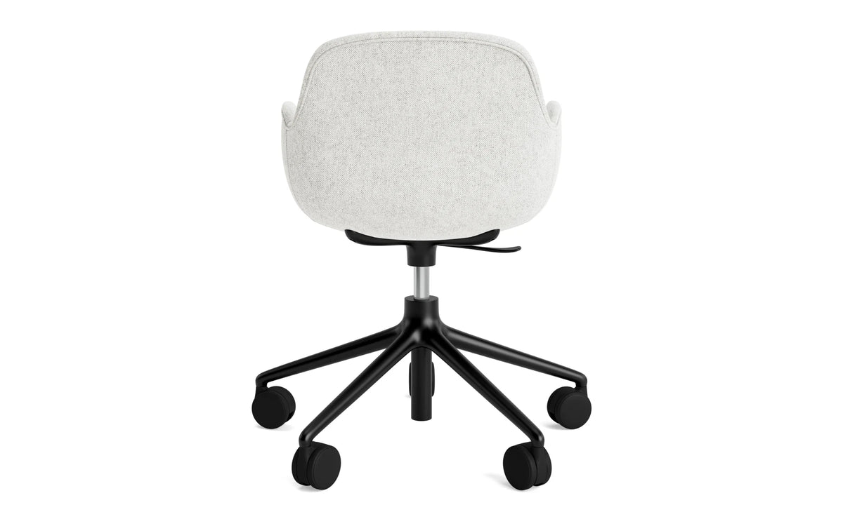 Form Drehstuhl mit Rollen Vollpolster Schwartz aluminium Hallingdal in Hallingdal 110 präsentiert im Onlineshop von KAQTU Design AG. Bürostuhl ist von Normann Copenhagen