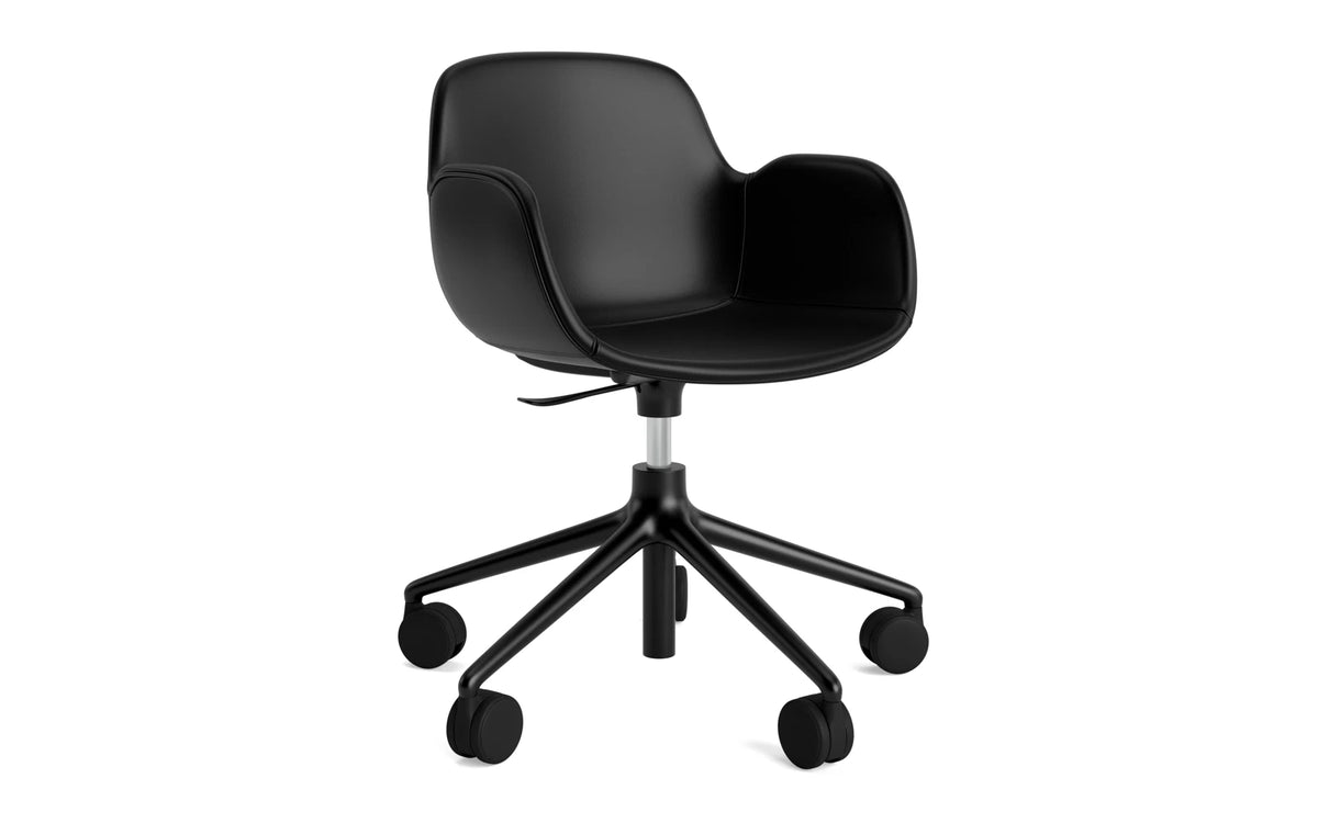 Form Drehstuhl mit Rollen gepolstert schwarze aluminium Ultra Leder in Ultra 41599 präsentiert im Onlineshop von KAQTU Design AG. Bürostuhl ist von Normann Copenhagen