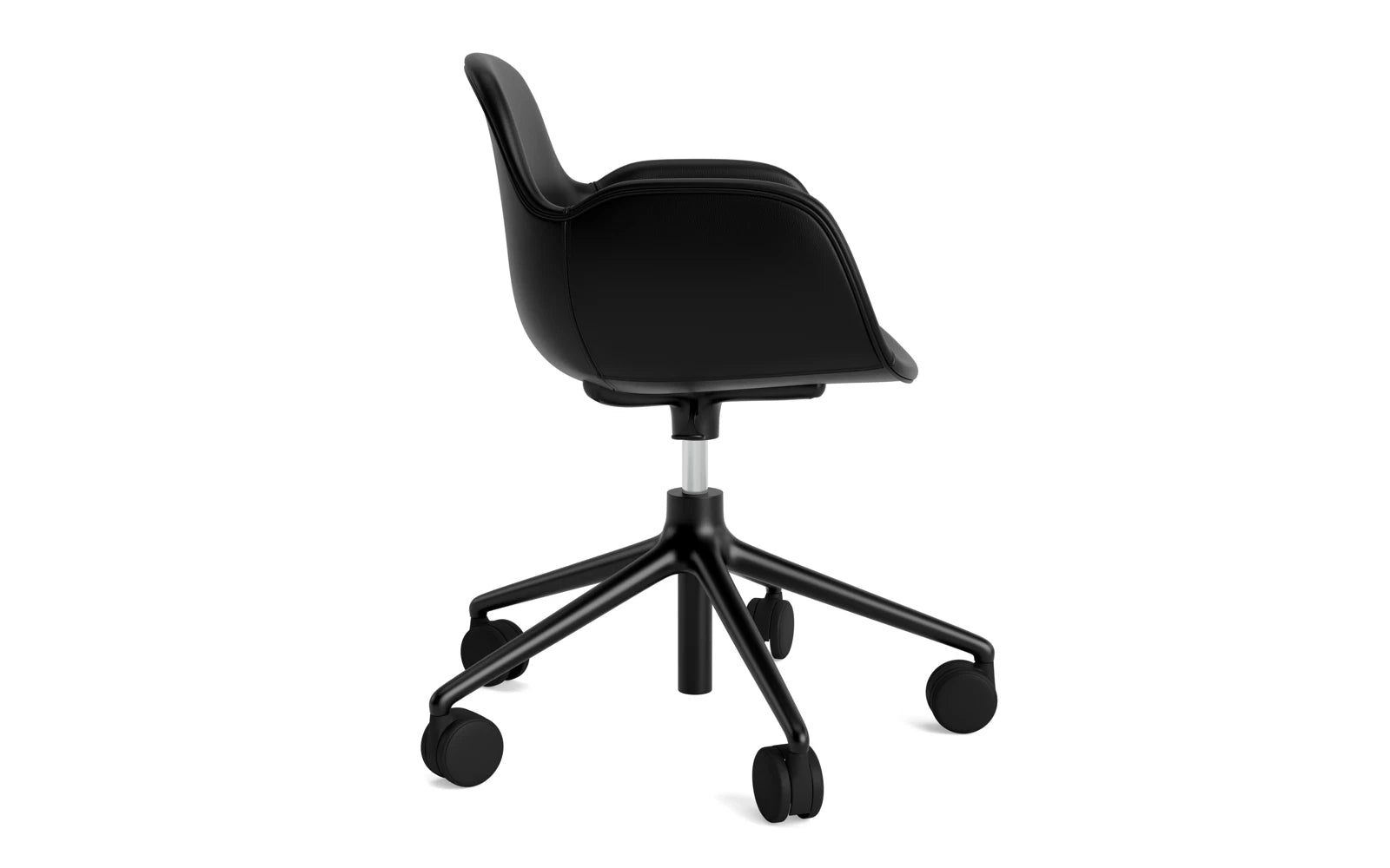 Form Drehsessel mit Rollen gepolstert schwarze aluminium Ultra Leder in Ultra 41599 präsentiert im Onlineshop von KAQTU Design AG. Sessel ist von Normann Copenhagen