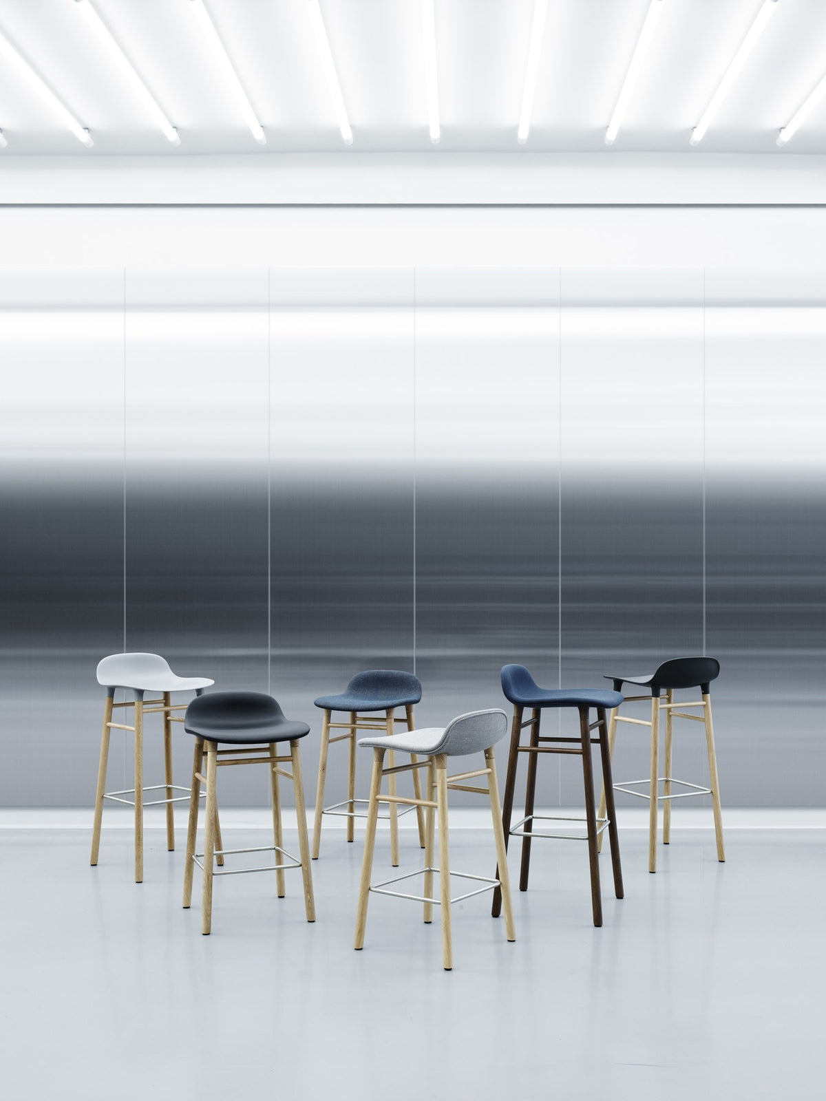 Form Barstuhl von Normann Copenhagen, Sitzhöhe 65 cm, gepolsterte Sitzschale, Beine aus Eiche natur, schlanke runde Silhouette.