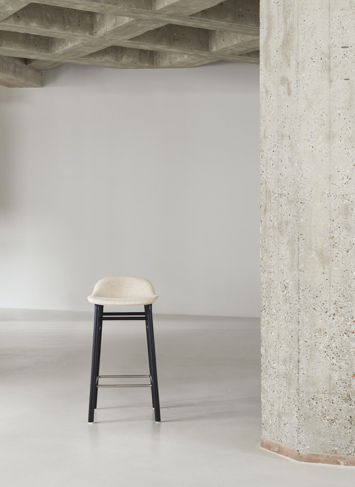 Form Barstuhl von Normann Copenhagen, Sitzhöhe 65 cm, gepolsterte Sitzschale, Beine aus Eiche natur, schlanke runde Silhouette.